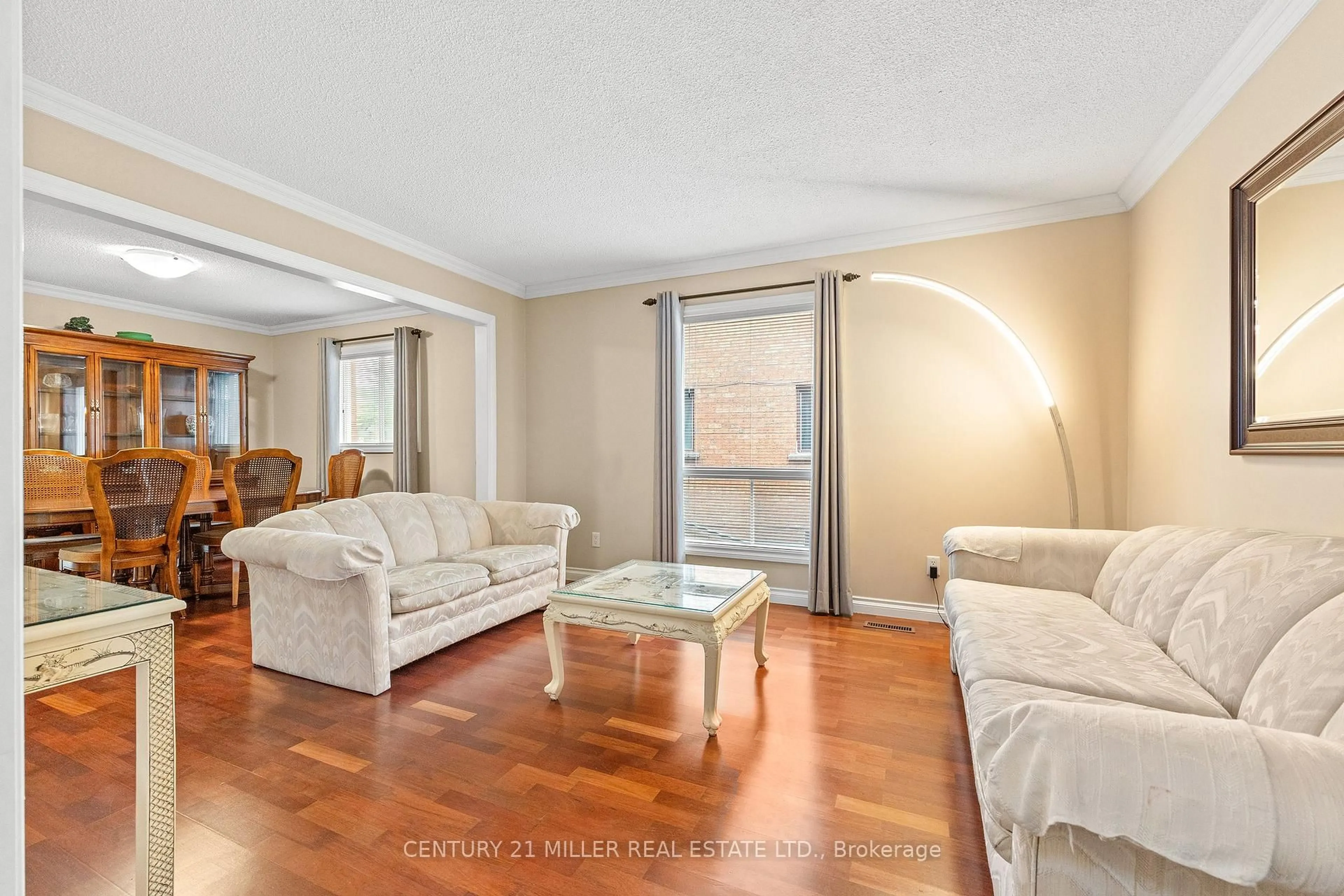 Living room with furniture, unknown for 3282 Aubrey Rd, Mississauga Ontario L5L 5C7