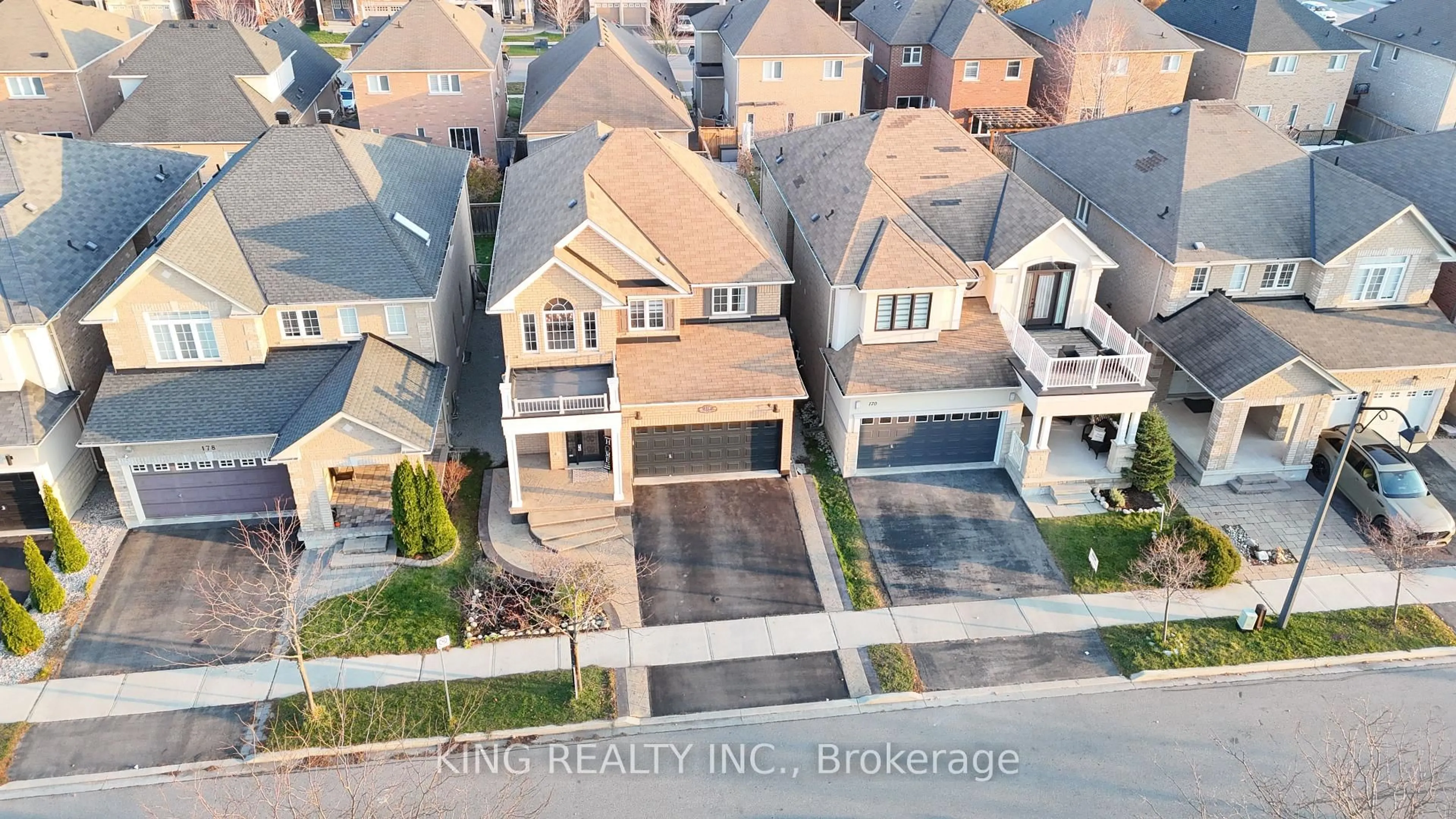 A pic from outside/outdoor area/front of a property/back of a property/a pic from drone, street for 174 Minto Cres, Milton Ontario L9T 7P5