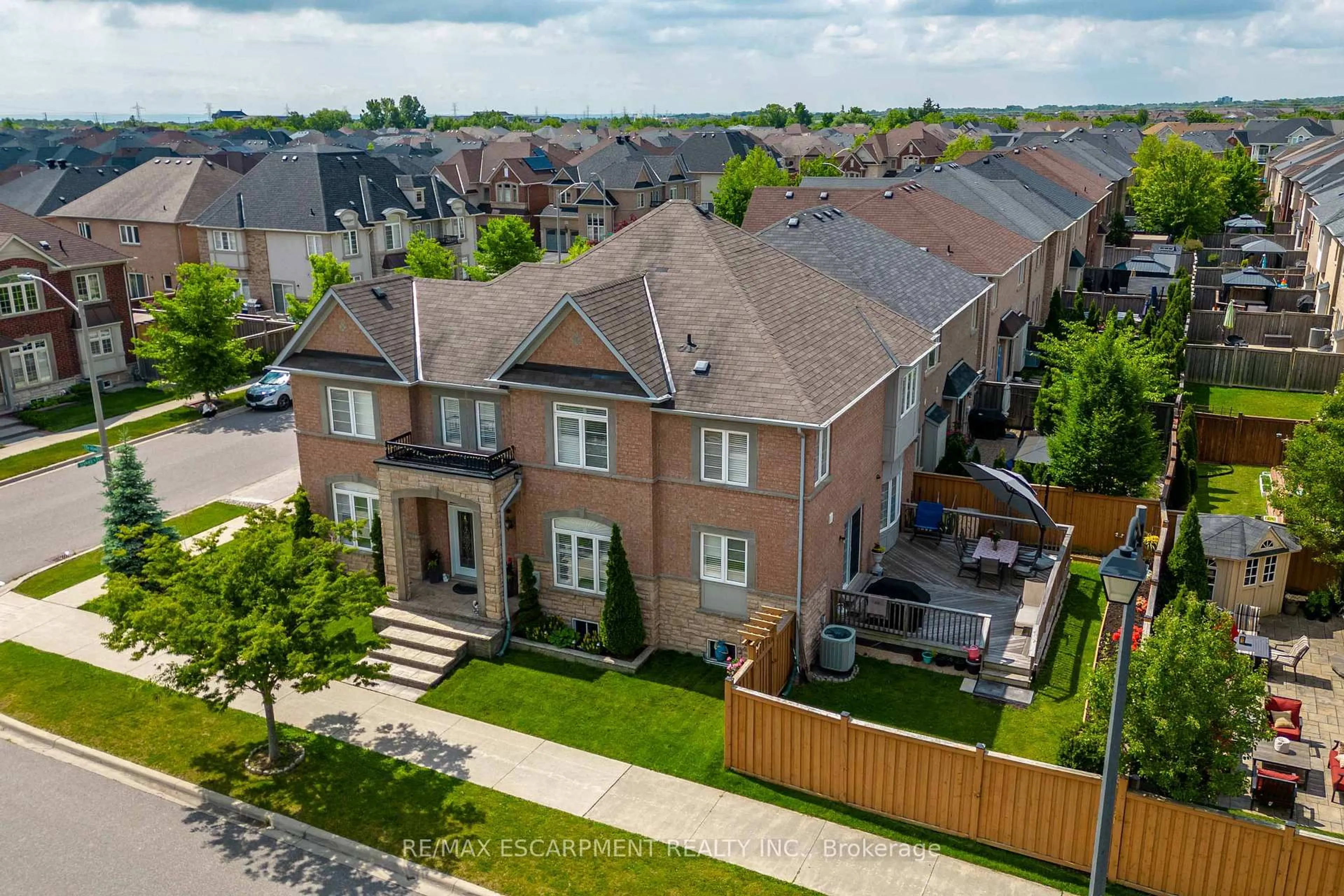 A pic from outside/outdoor area/front of a property/back of a property/a pic from drone, street for 3220 SORRENTO Cres, Burlington Ontario L7M 0N4