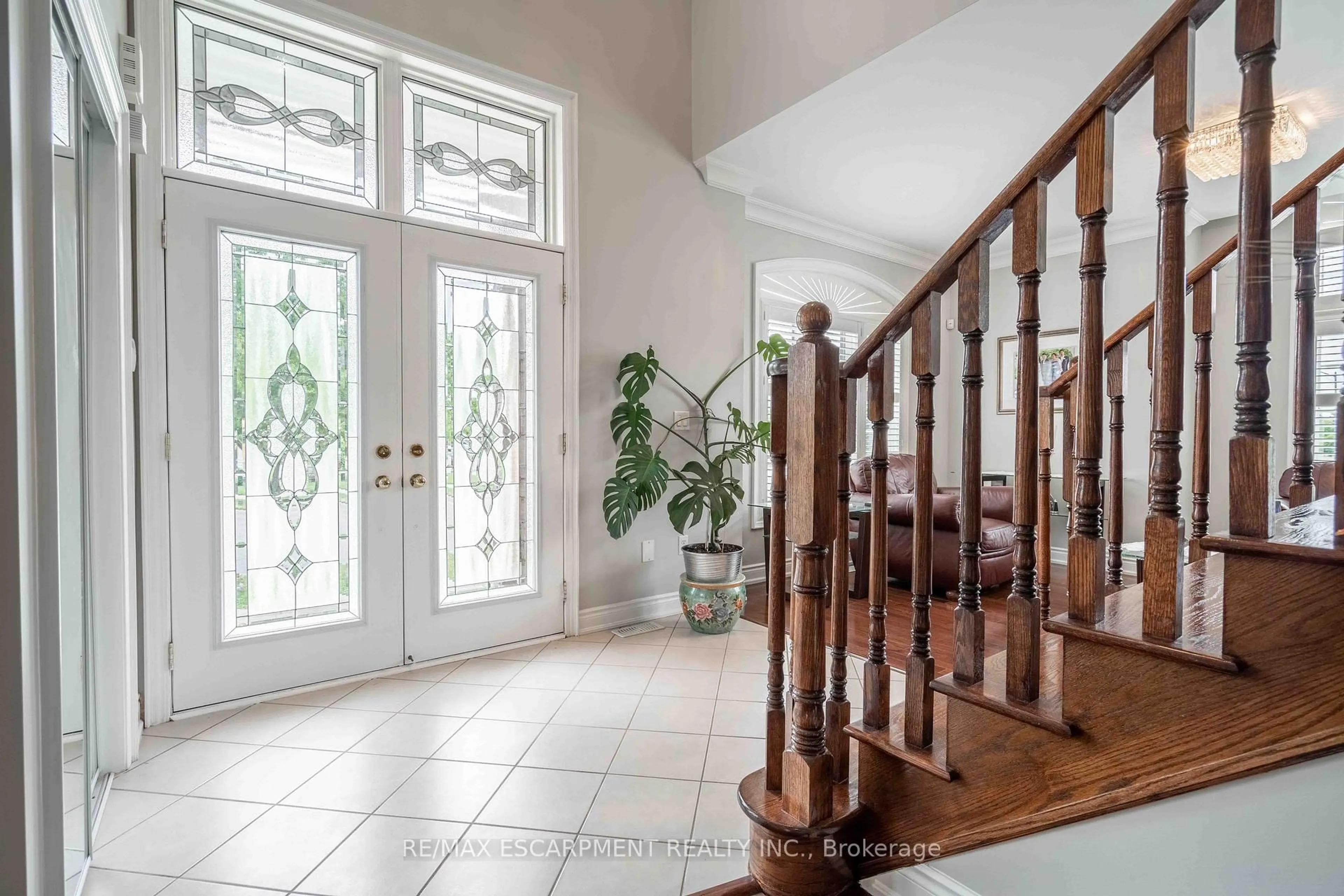 Indoor foyer for 3220 SORRENTO Cres, Burlington Ontario L7M 0N4