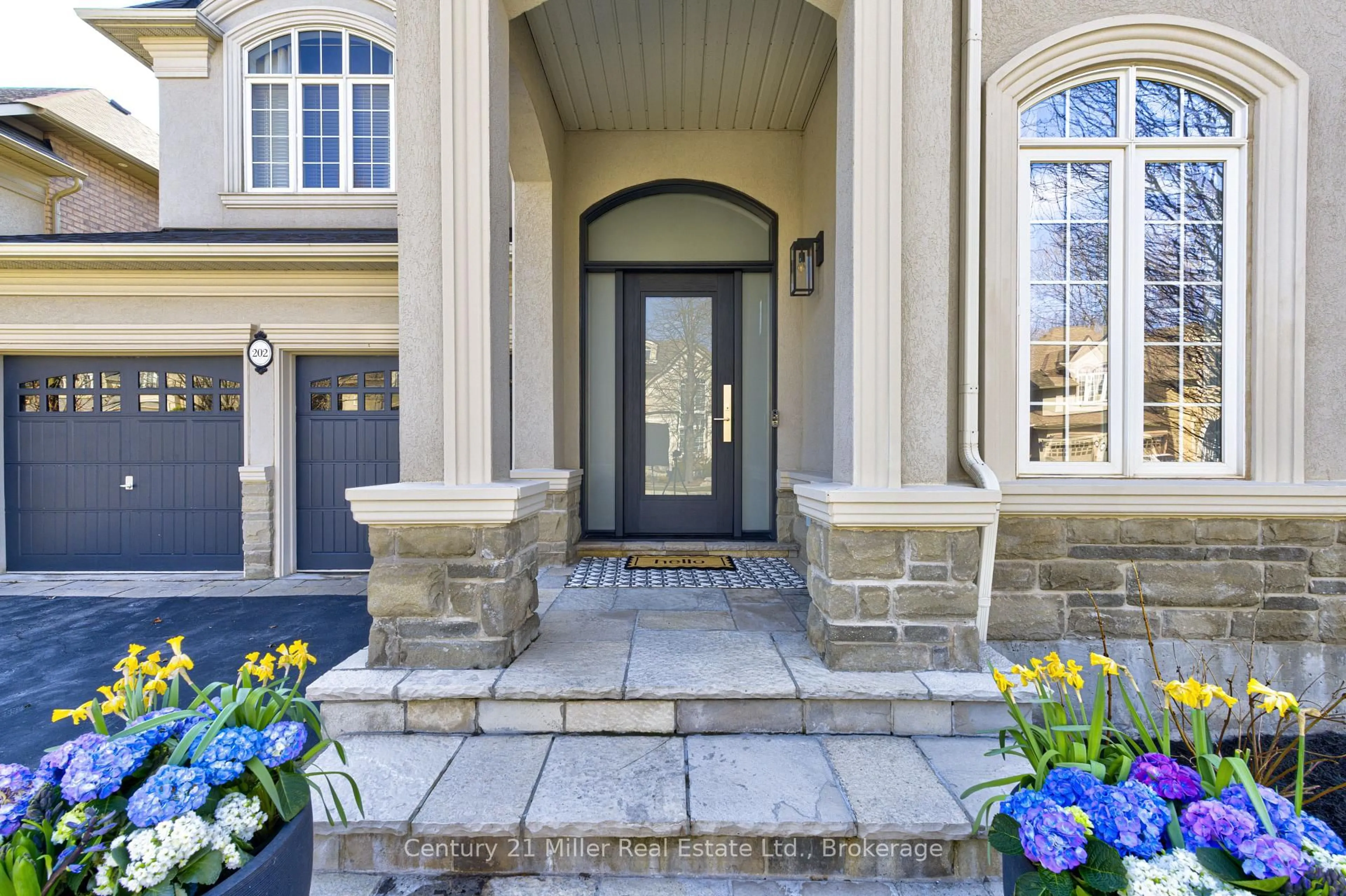 Indoor entryway for 202 Innville Cres, Oakville Ontario L6L 0B8