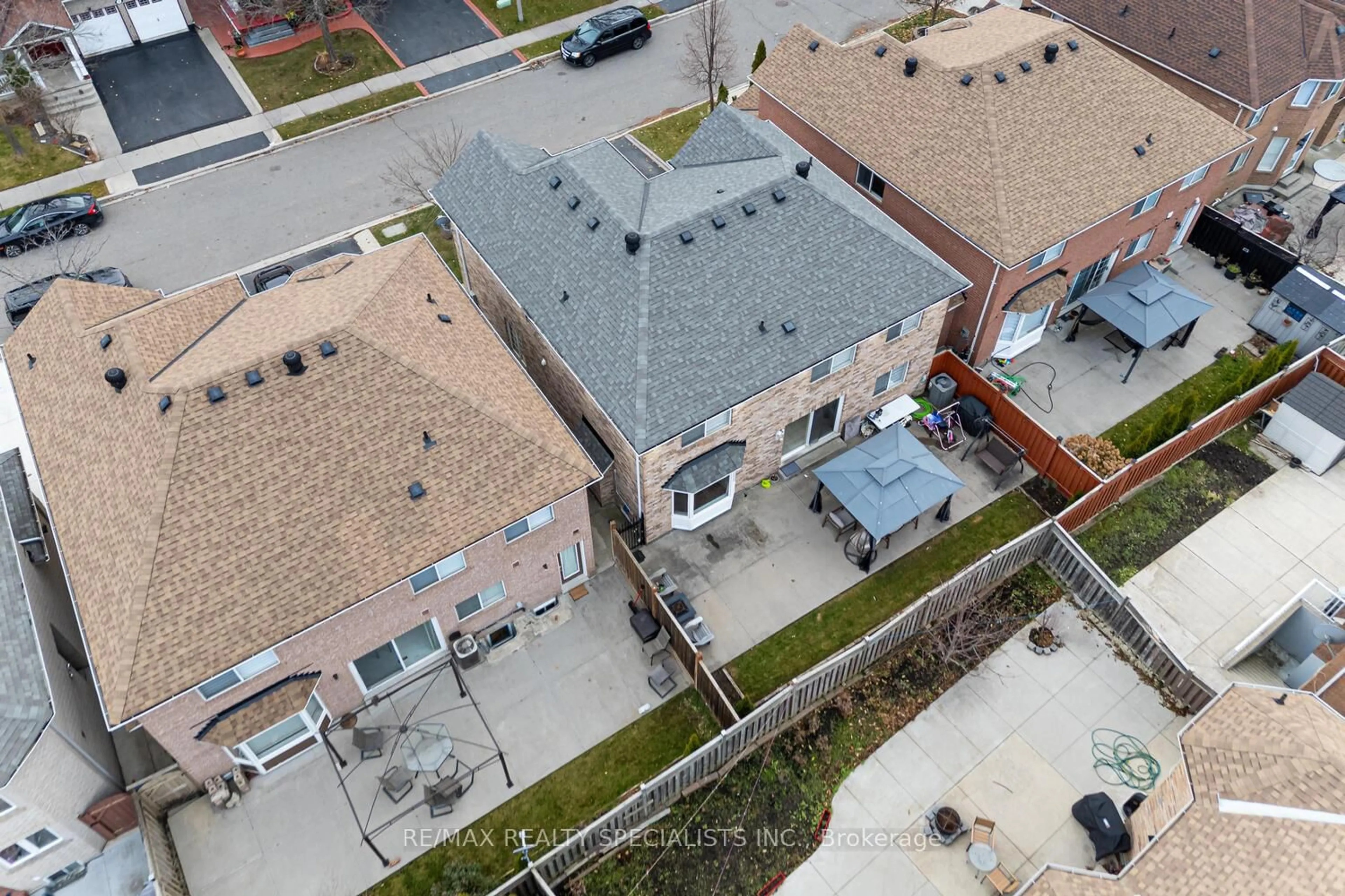 A pic from outside/outdoor area/front of a property/back of a property/a pic from drone, street for 30 Bowsfield Dr, Brampton Ontario L6P 1A6