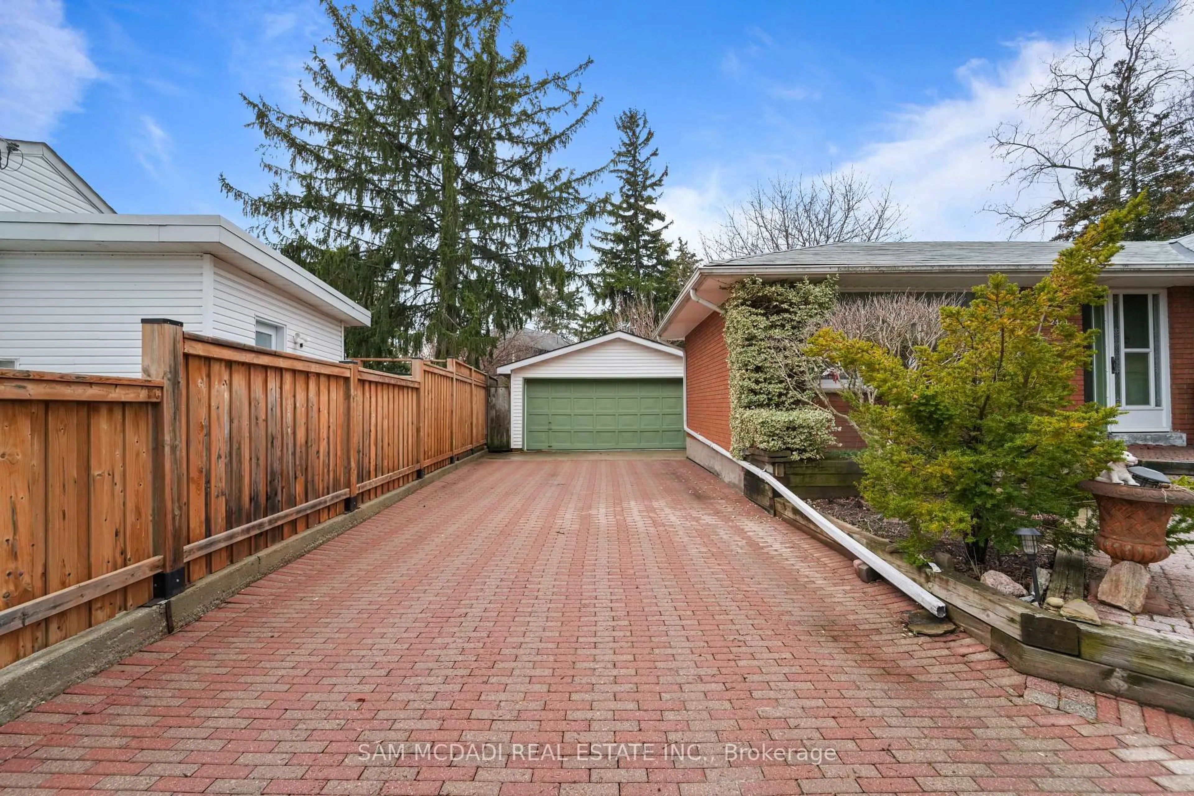 Patio, street for 2470 Meadowood Cres, Oakville Ontario L6L 1V6