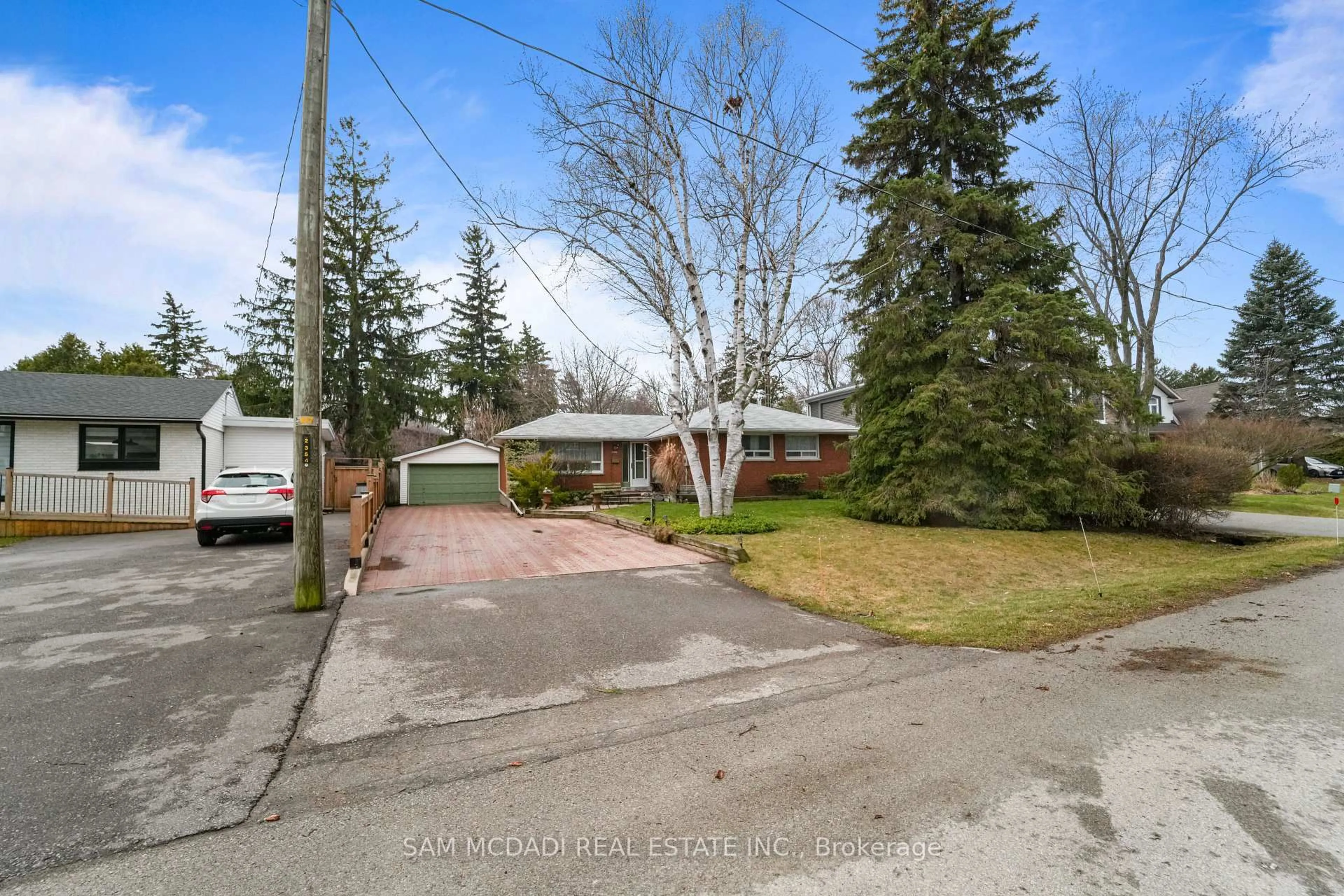A pic from outside/outdoor area/front of a property/back of a property/a pic from drone, street for 2470 Meadowood Cres, Oakville Ontario L6L 1V6