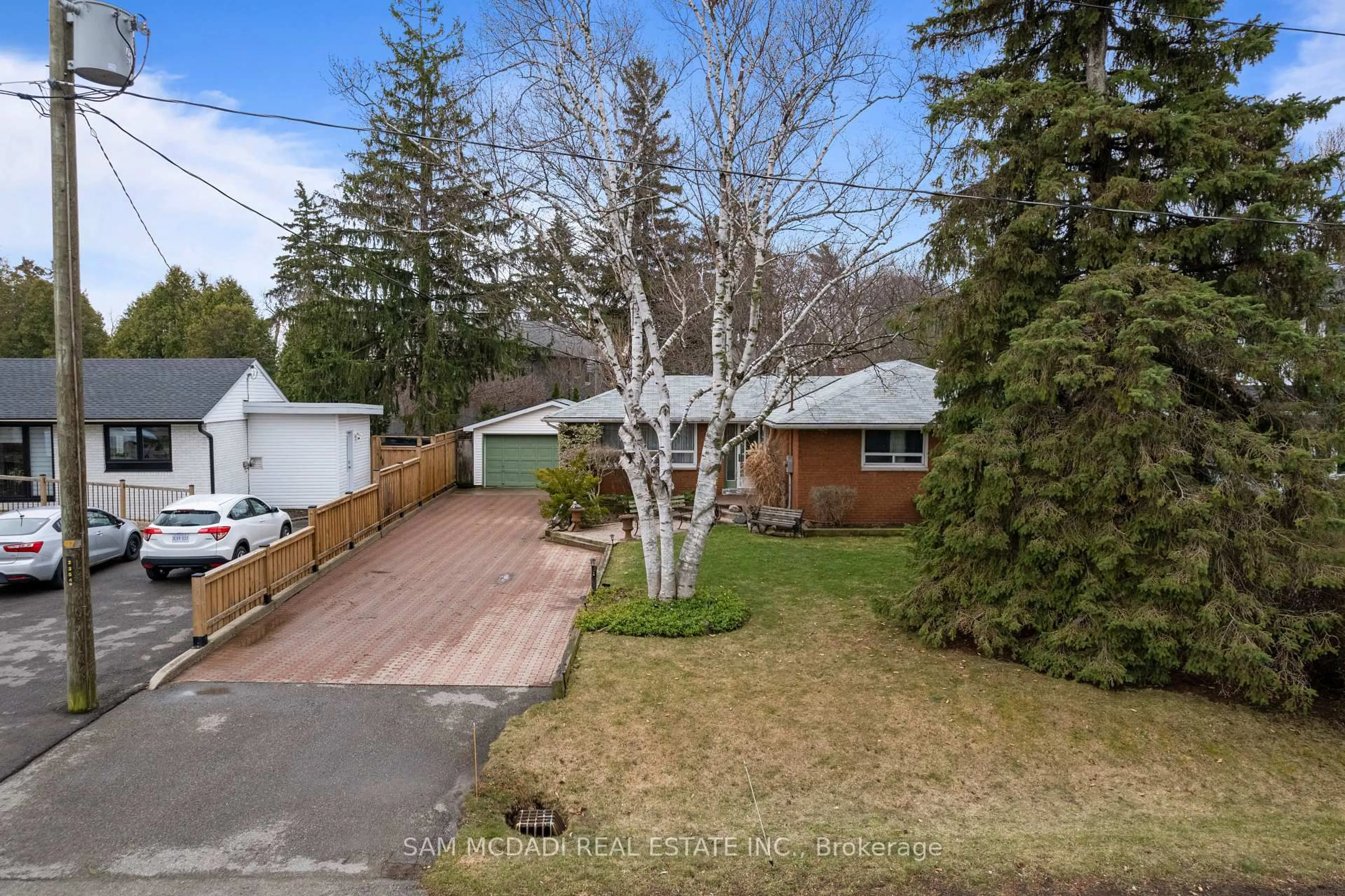 A pic from outside/outdoor area/front of a property/back of a property/a pic from drone, street for 2470 Meadowood Cres, Oakville Ontario L6L 1V6