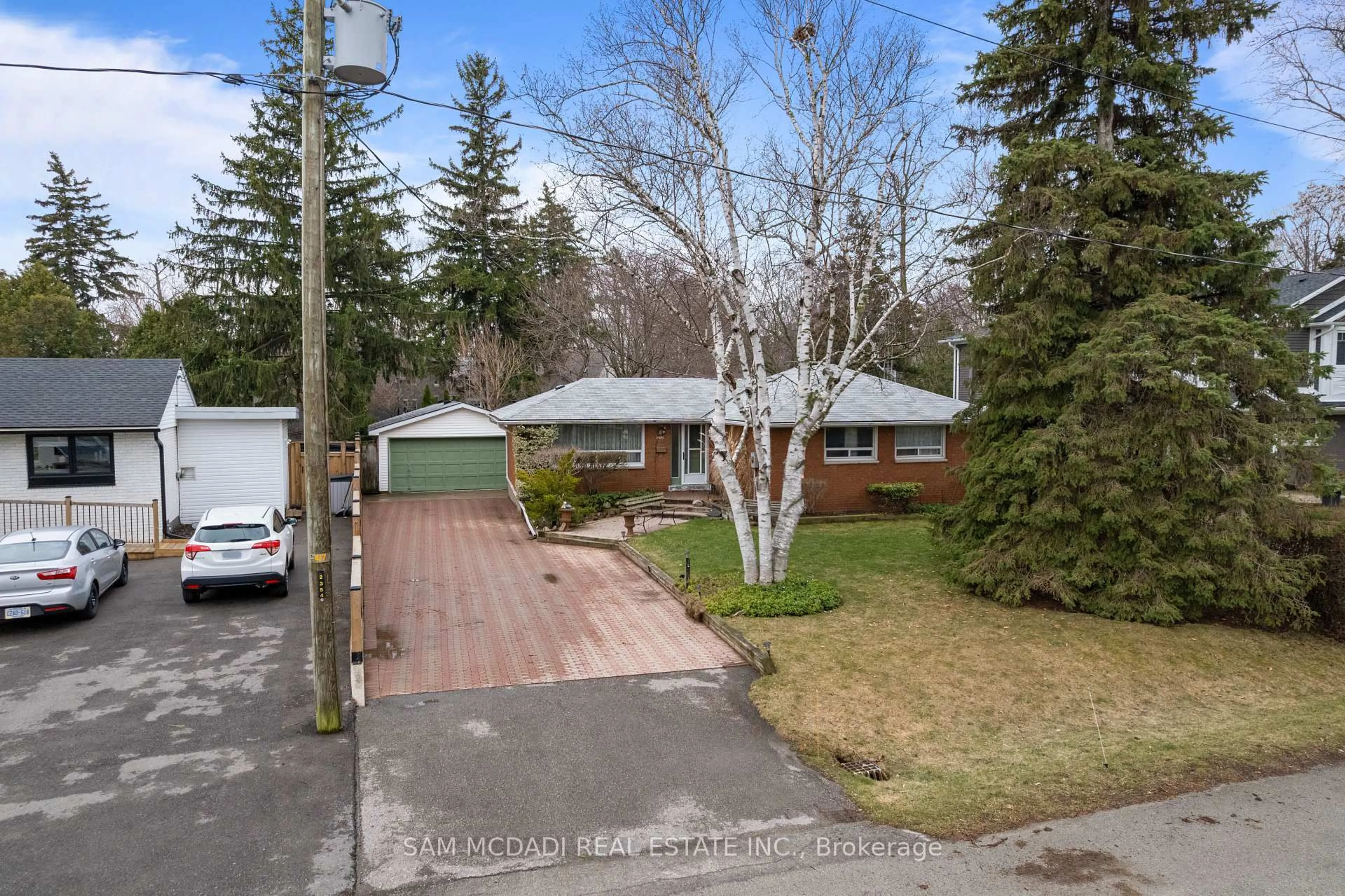 A pic from outside/outdoor area/front of a property/back of a property/a pic from drone, street for 2470 Meadowood Cres, Oakville Ontario L6L 1V6