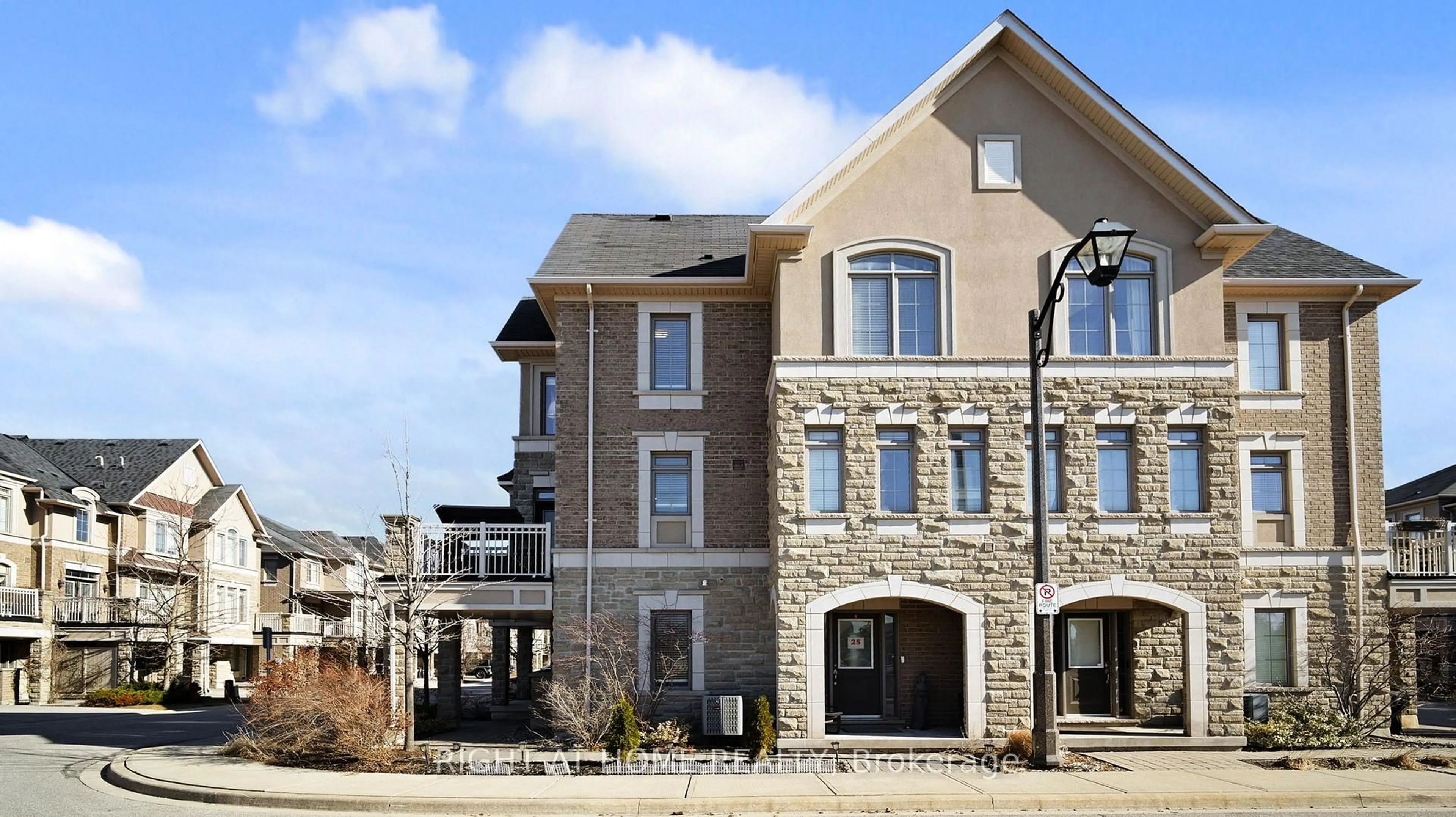 Home with brick exterior material, unknown for 2435 Greenwich Dr Dr #25, Oakville Ontario L6M 0S4