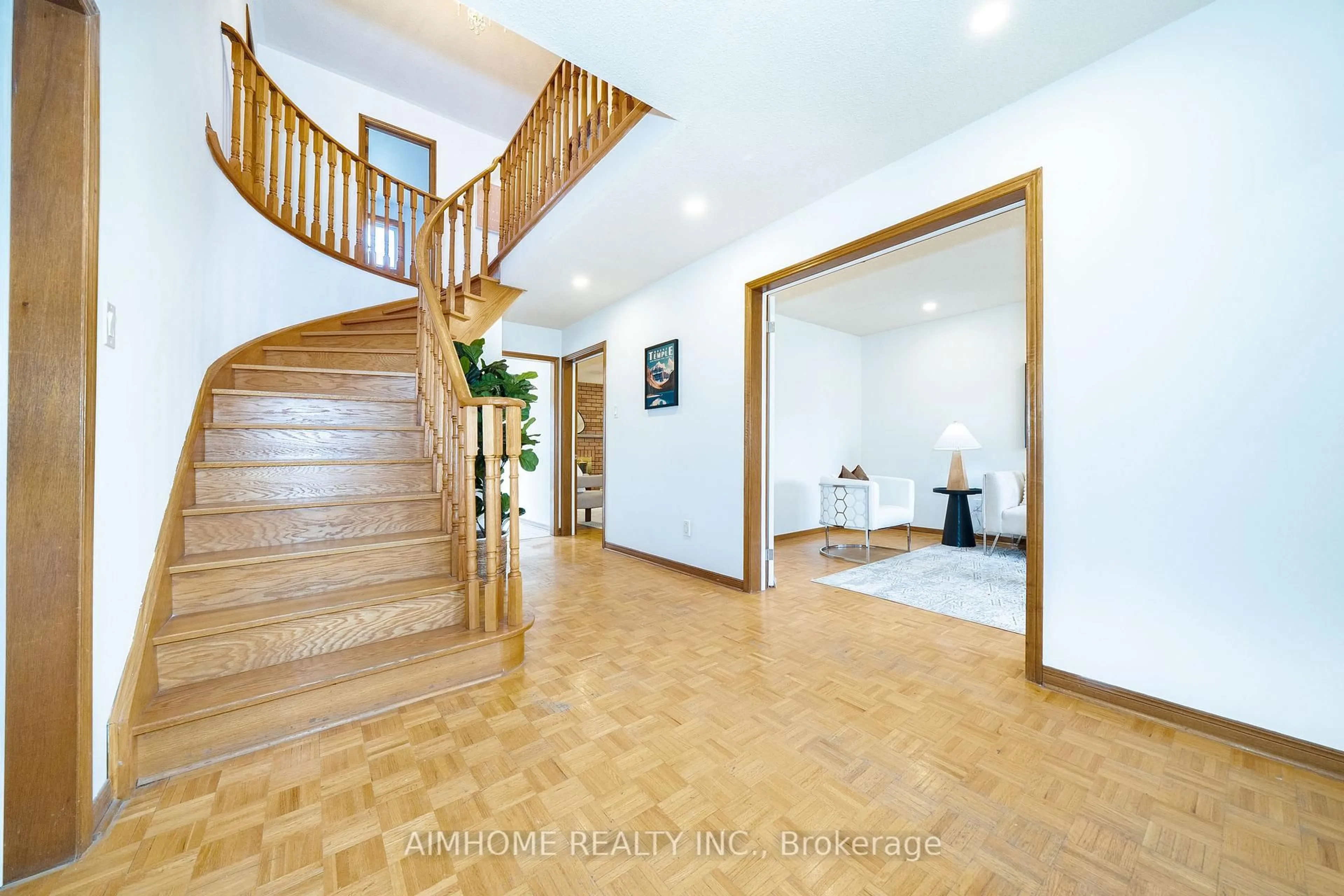 Indoor foyer for 3499 Redmond Rd, Mississauga Ontario L5B 3T9