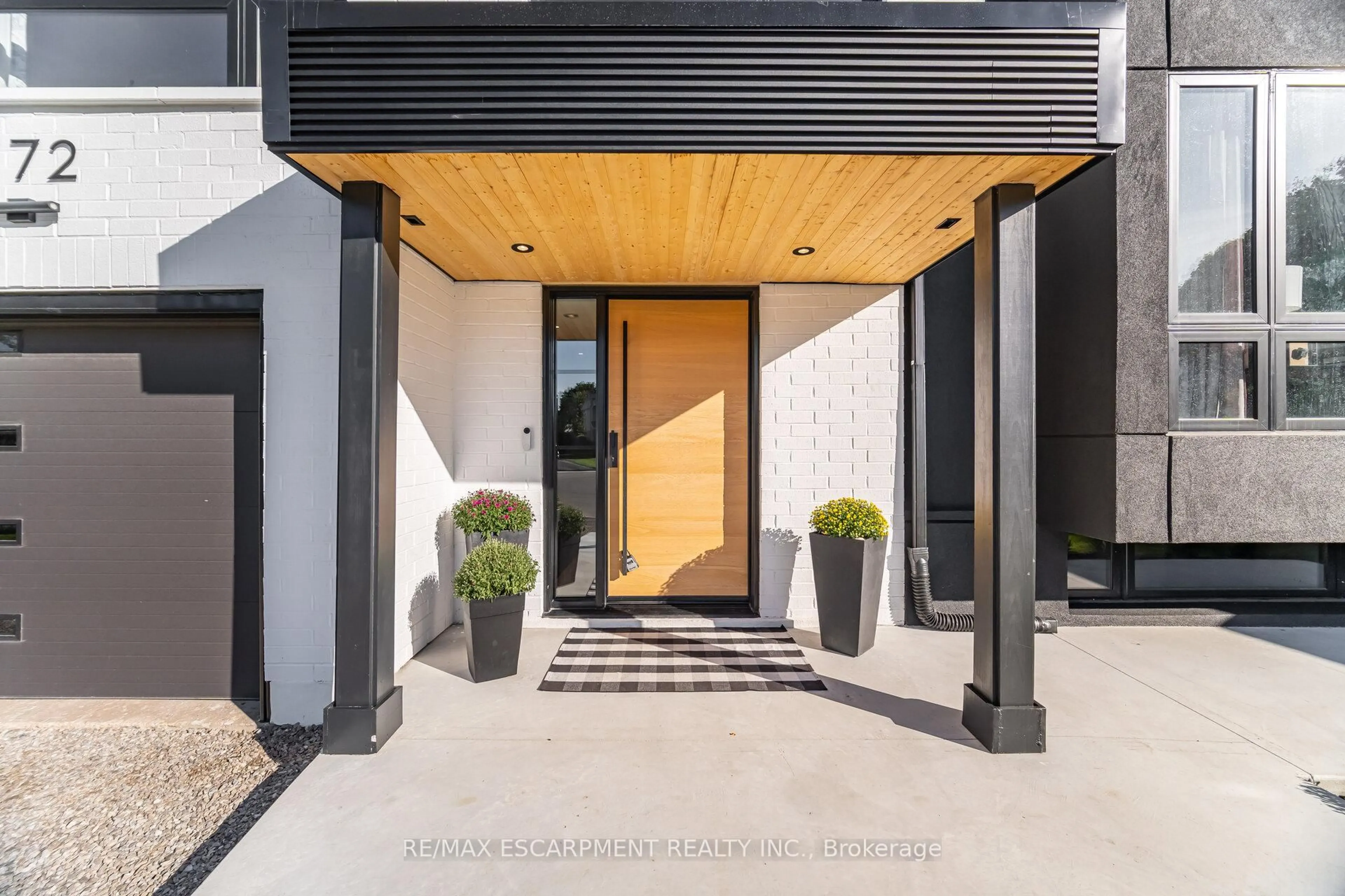 Indoor entryway for 772 Banting Crt, Milton Ontario L9T 3M5