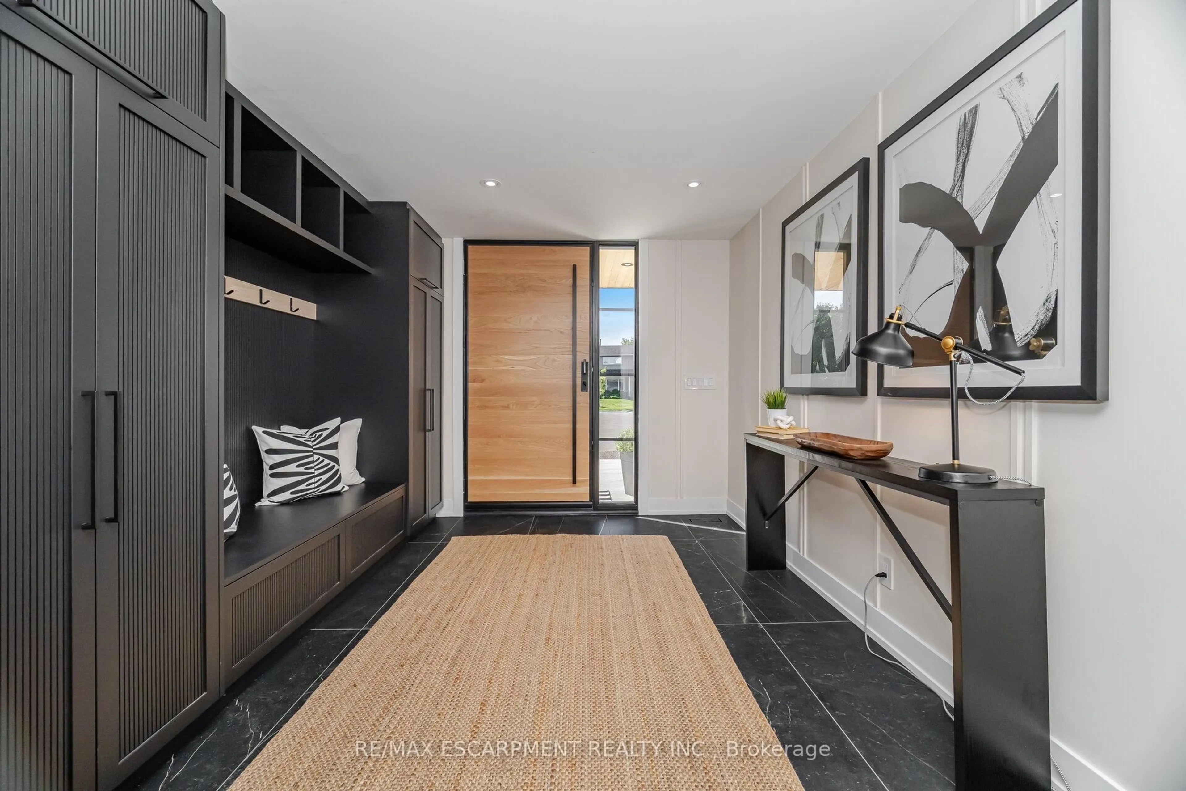 Indoor entryway for 772 Banting Crt, Milton Ontario L9T 3M5