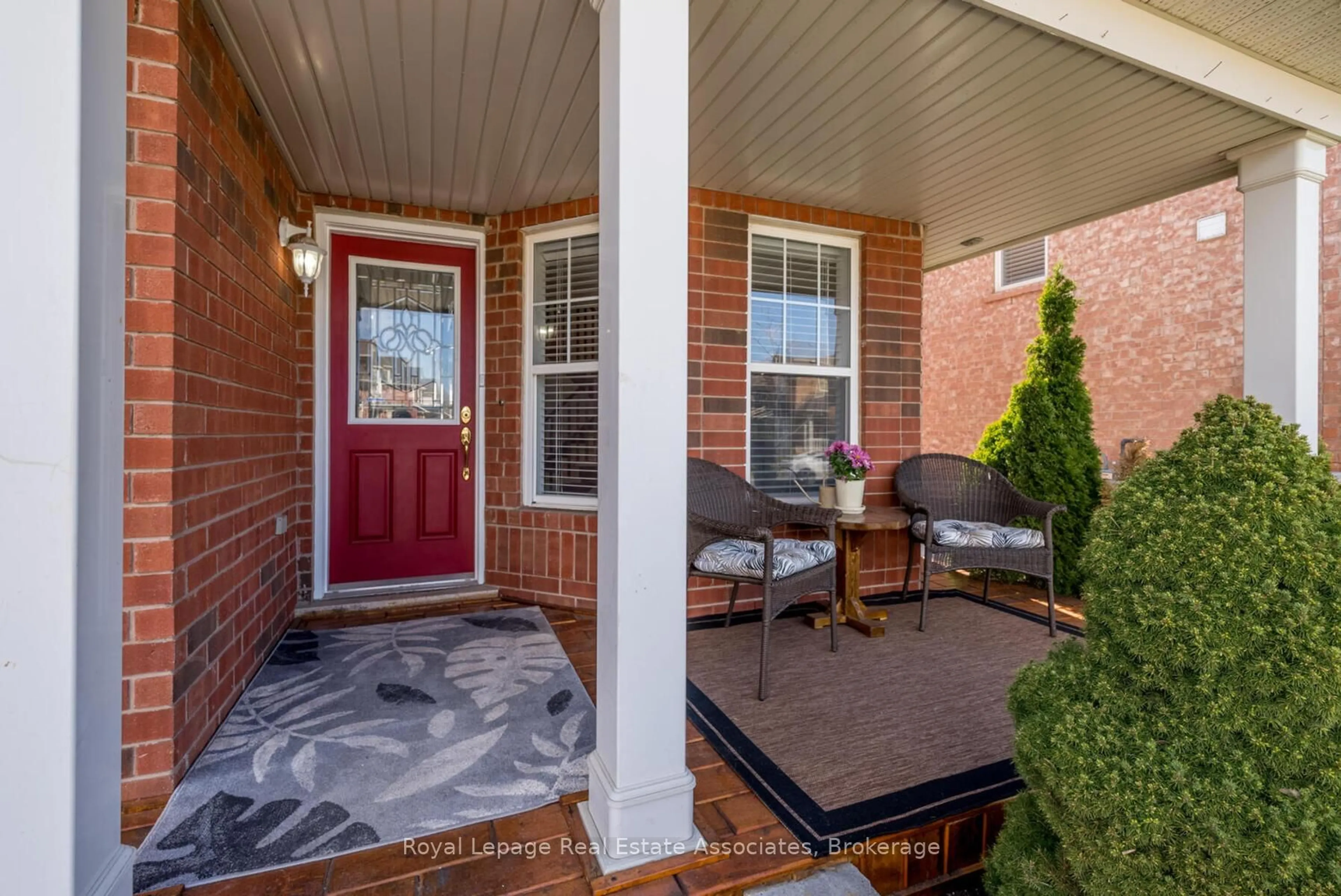 Indoor entryway for 852 Luxton Dr, Milton Ontario L9T 6Y3