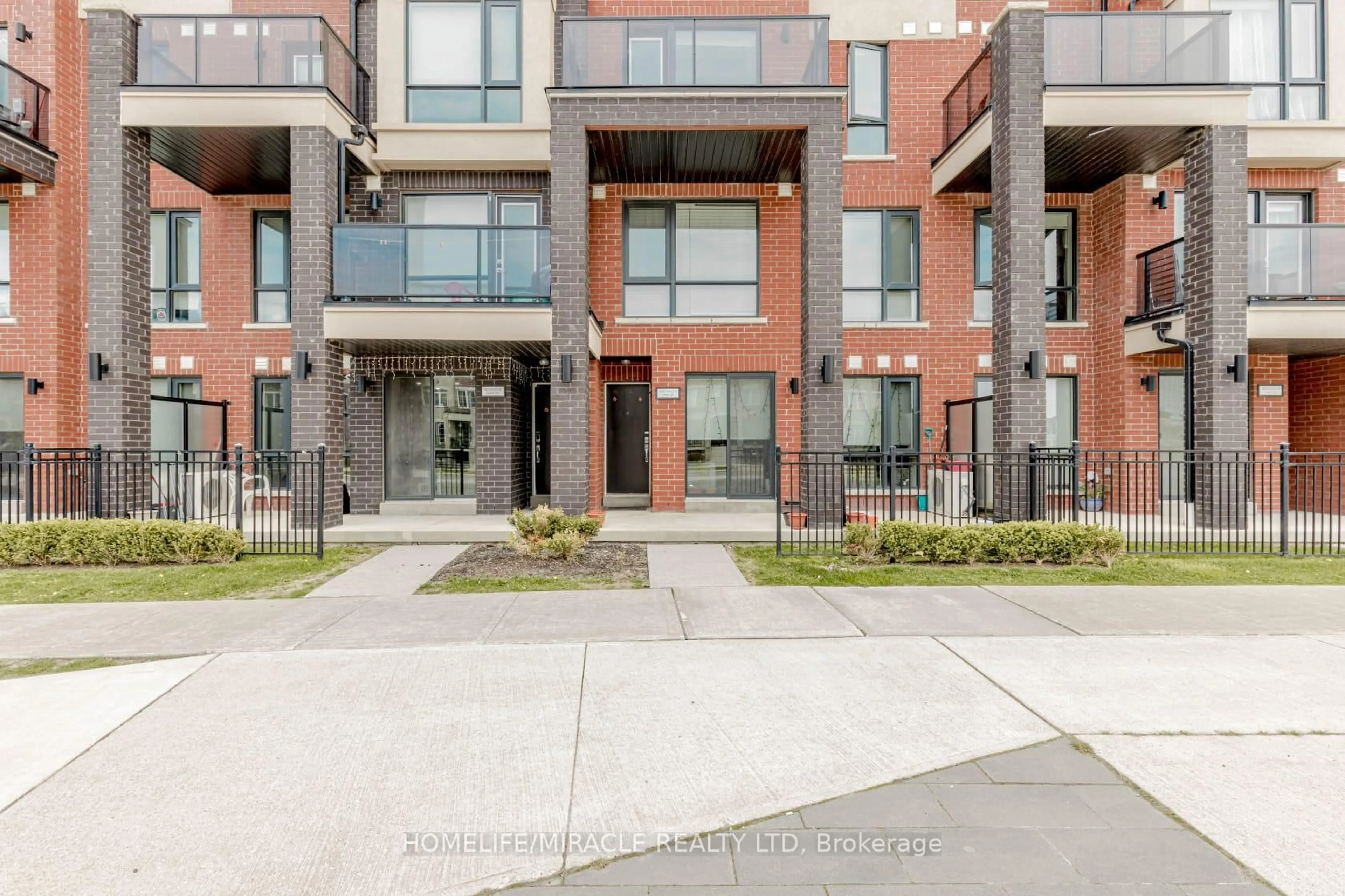 Patio, street for 100 Dufay Rd #29, Brampton Ontario L7A 4S3