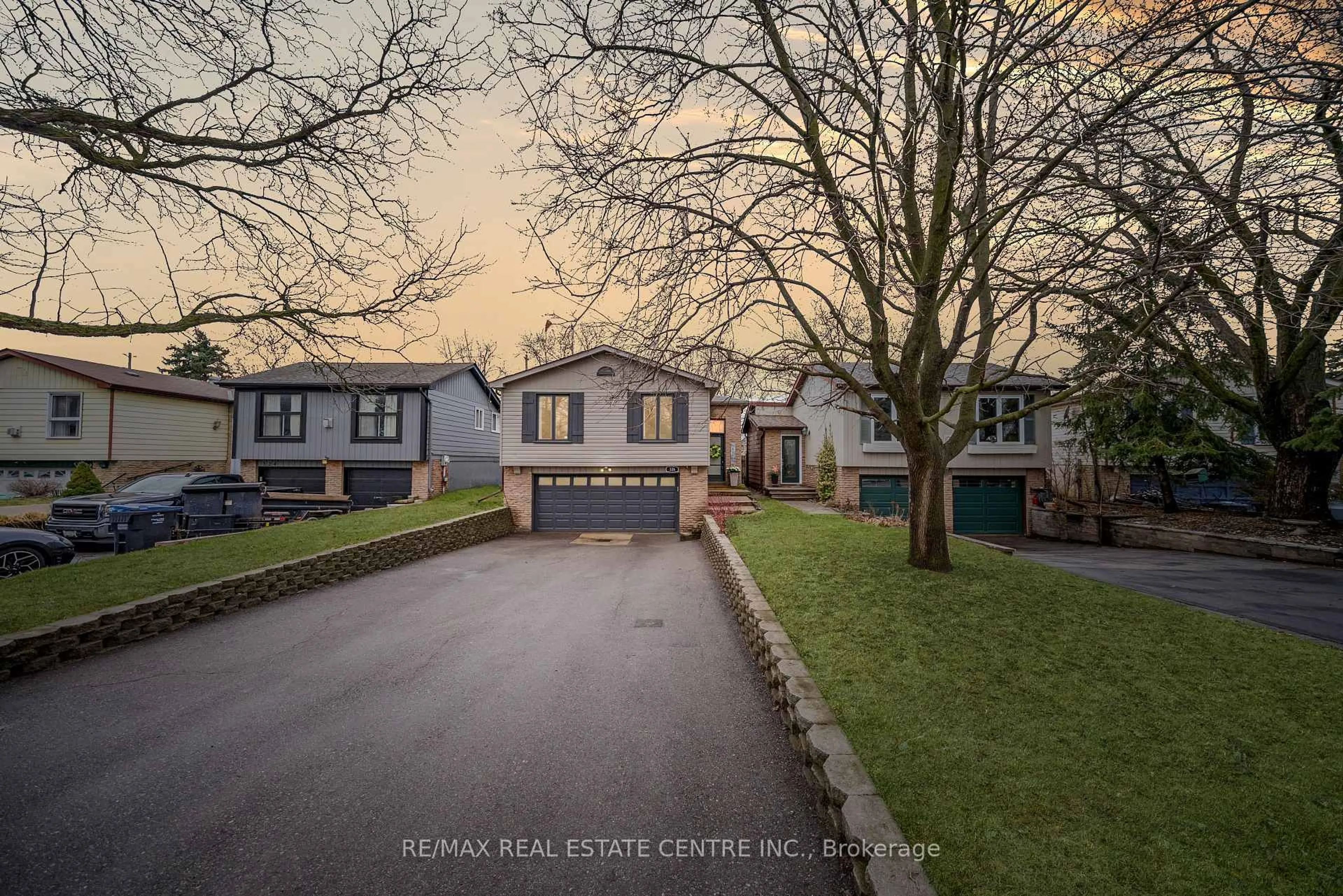 A pic from outside/outdoor area/front of a property/back of a property/a pic from drone, street for 326 Whitehead Cres, Caledon Ontario L7E 3Y5