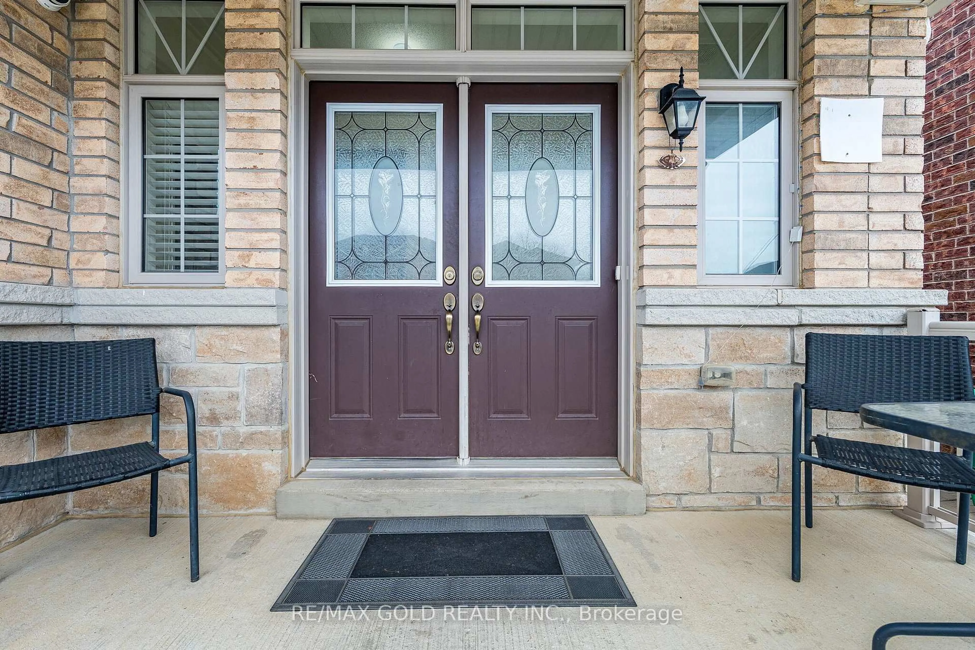 Indoor entryway for 14 Lloyd Cres, Brampton Ontario L7A 4J5