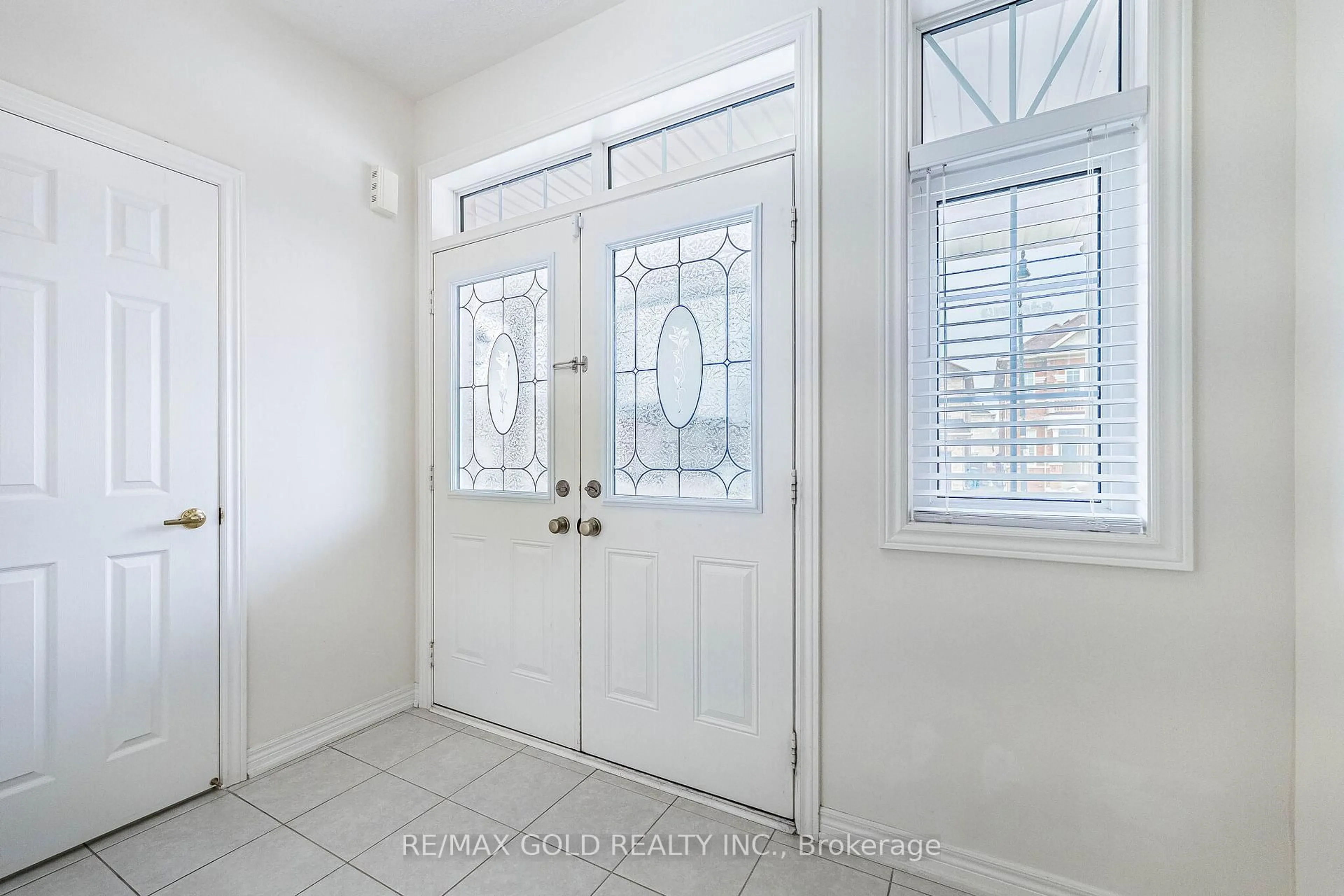 Indoor entryway for 14 Lloyd Cres, Brampton Ontario L7A 4J5