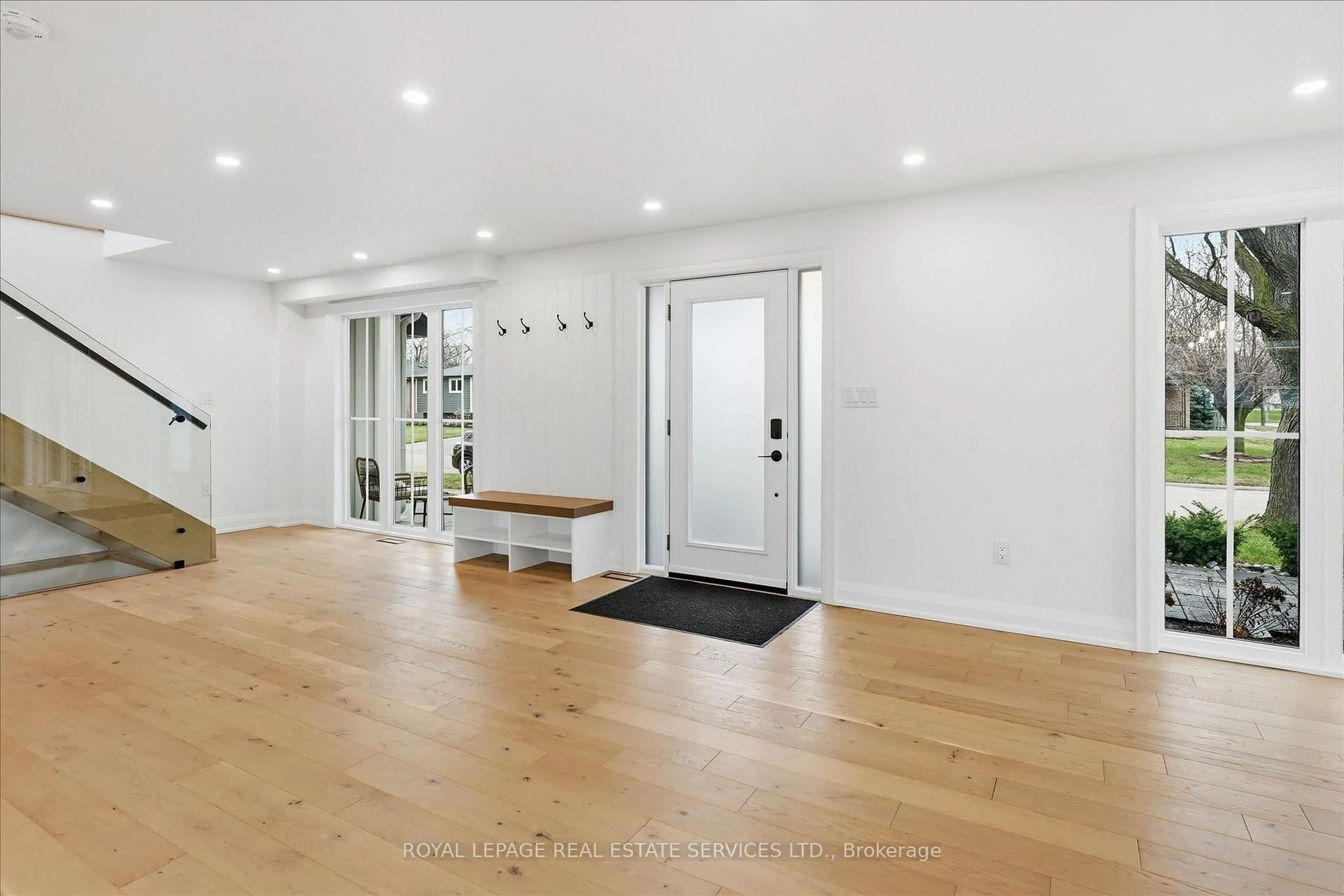 Indoor entryway for 2212 Urwin Cres, Oakville Ontario L6L 2T2