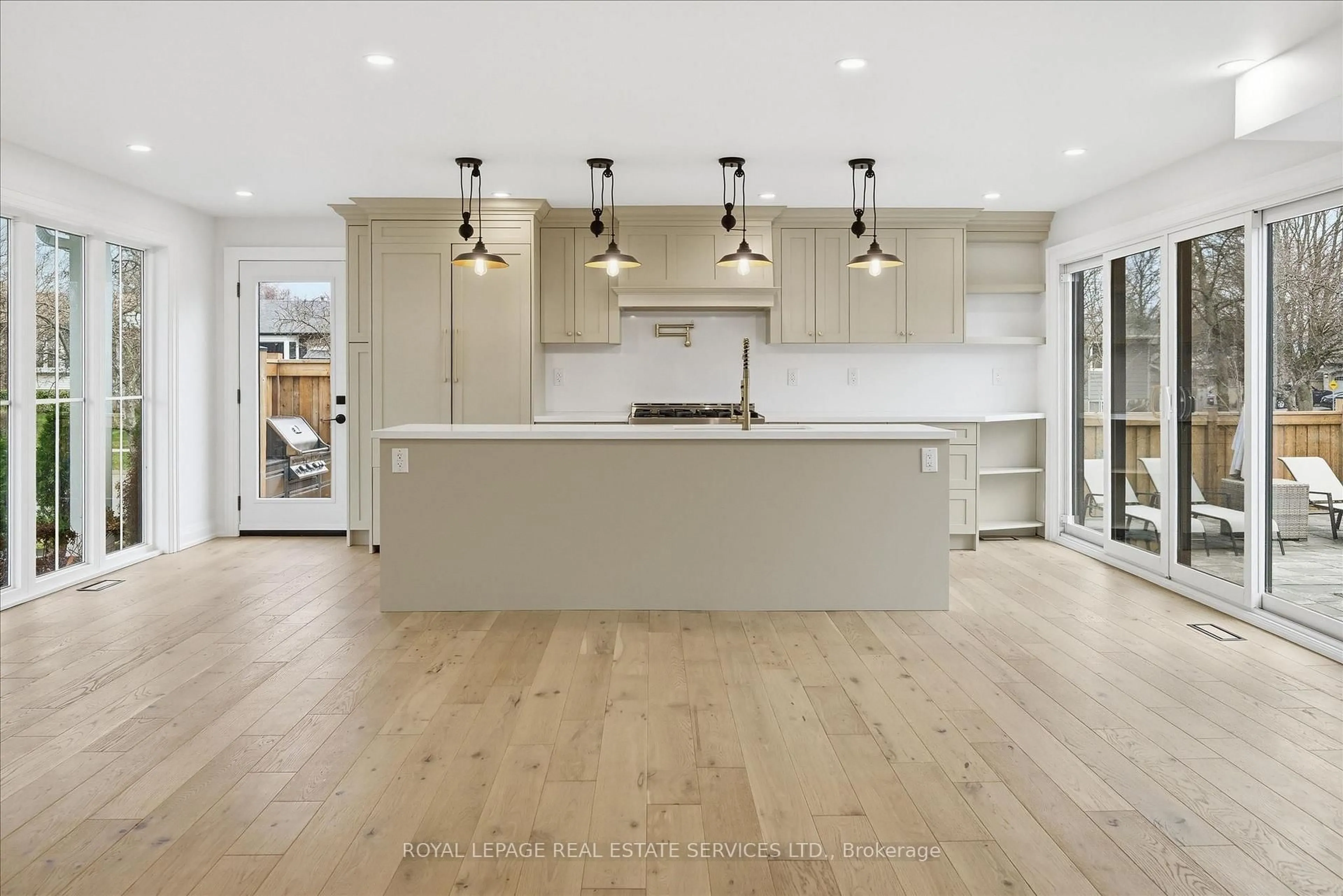 Open concept kitchen, unknown for 2212 Urwin Cres, Oakville Ontario L6L 2T2