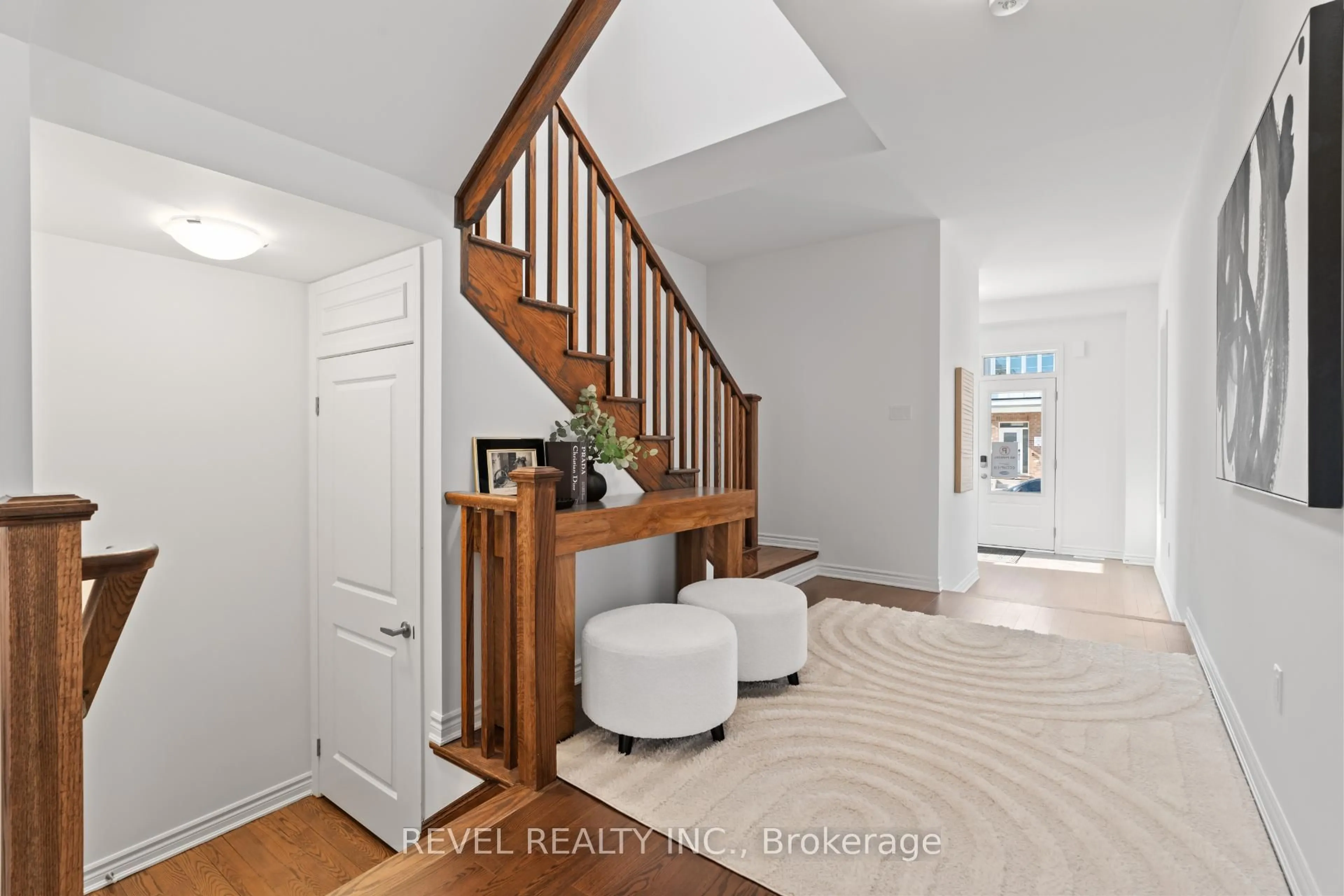 Indoor entryway for 1367 Hearns Pl, Milton Ontario L9E 2J8