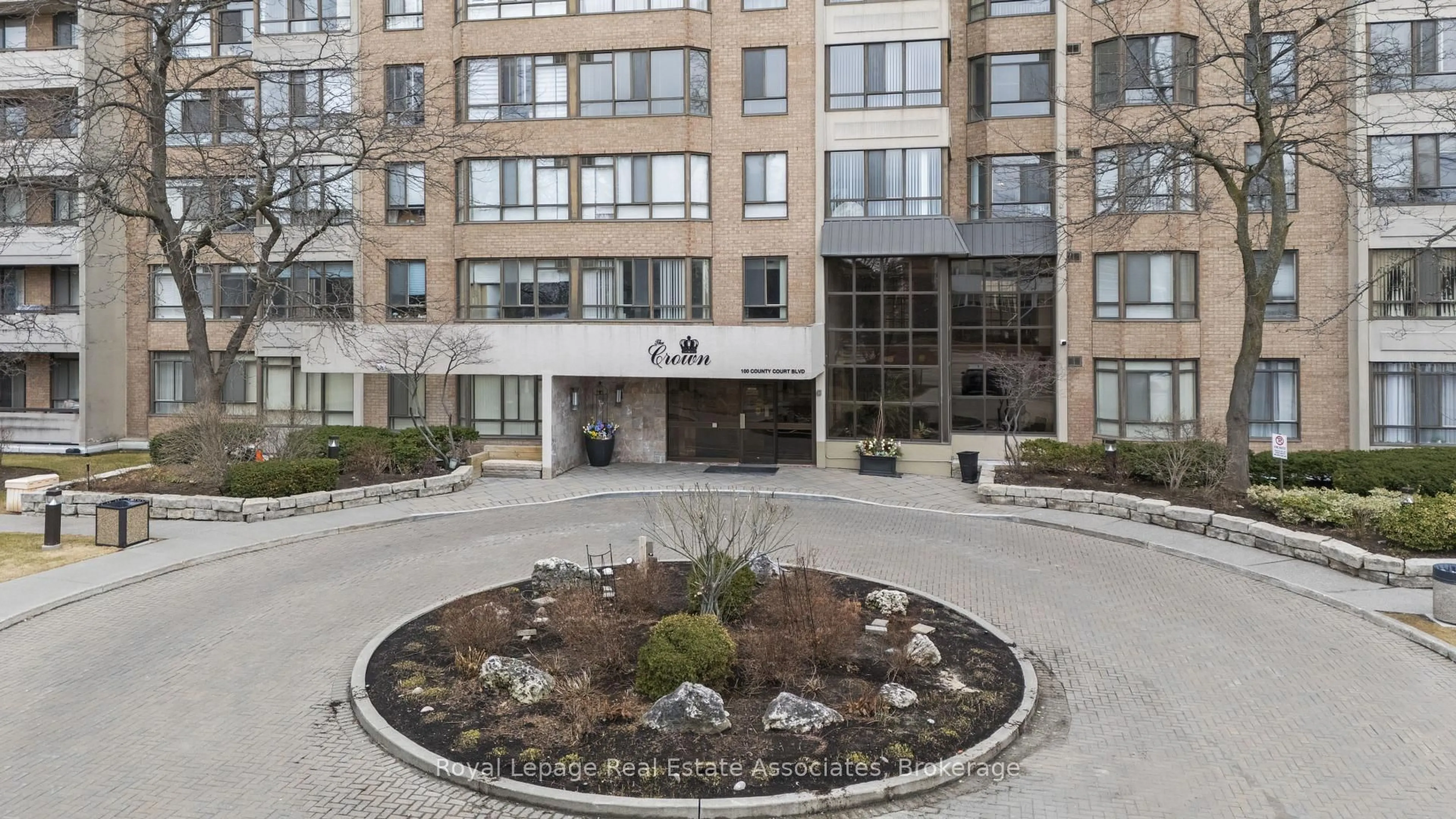 Indoor foyer for 100 County Court Blvd #1808, Brampton Ontario L6W 3X1