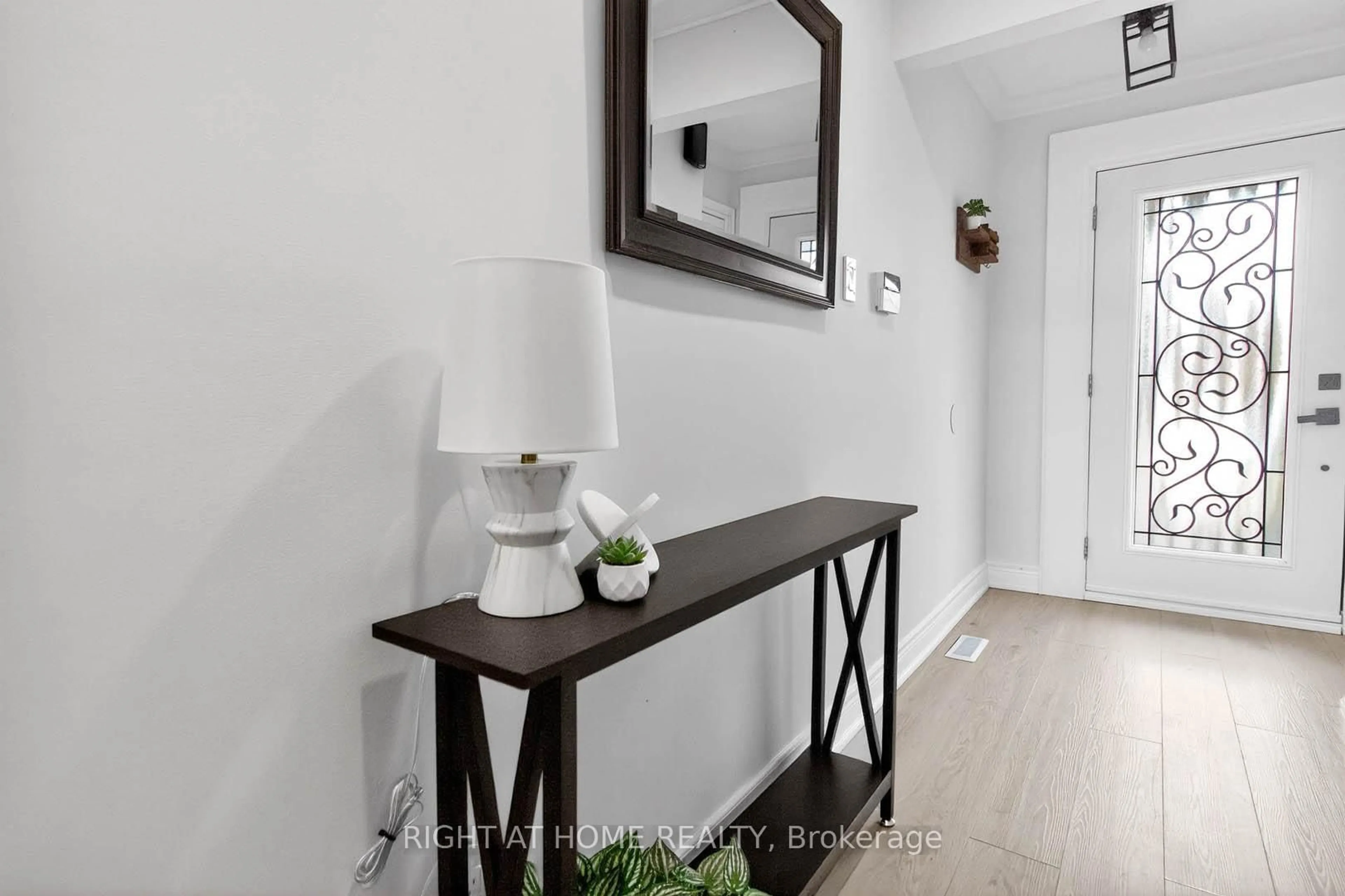 Indoor entryway for 531 FOTHERGILL Blvd, Burlington Ontario L7L 6G1