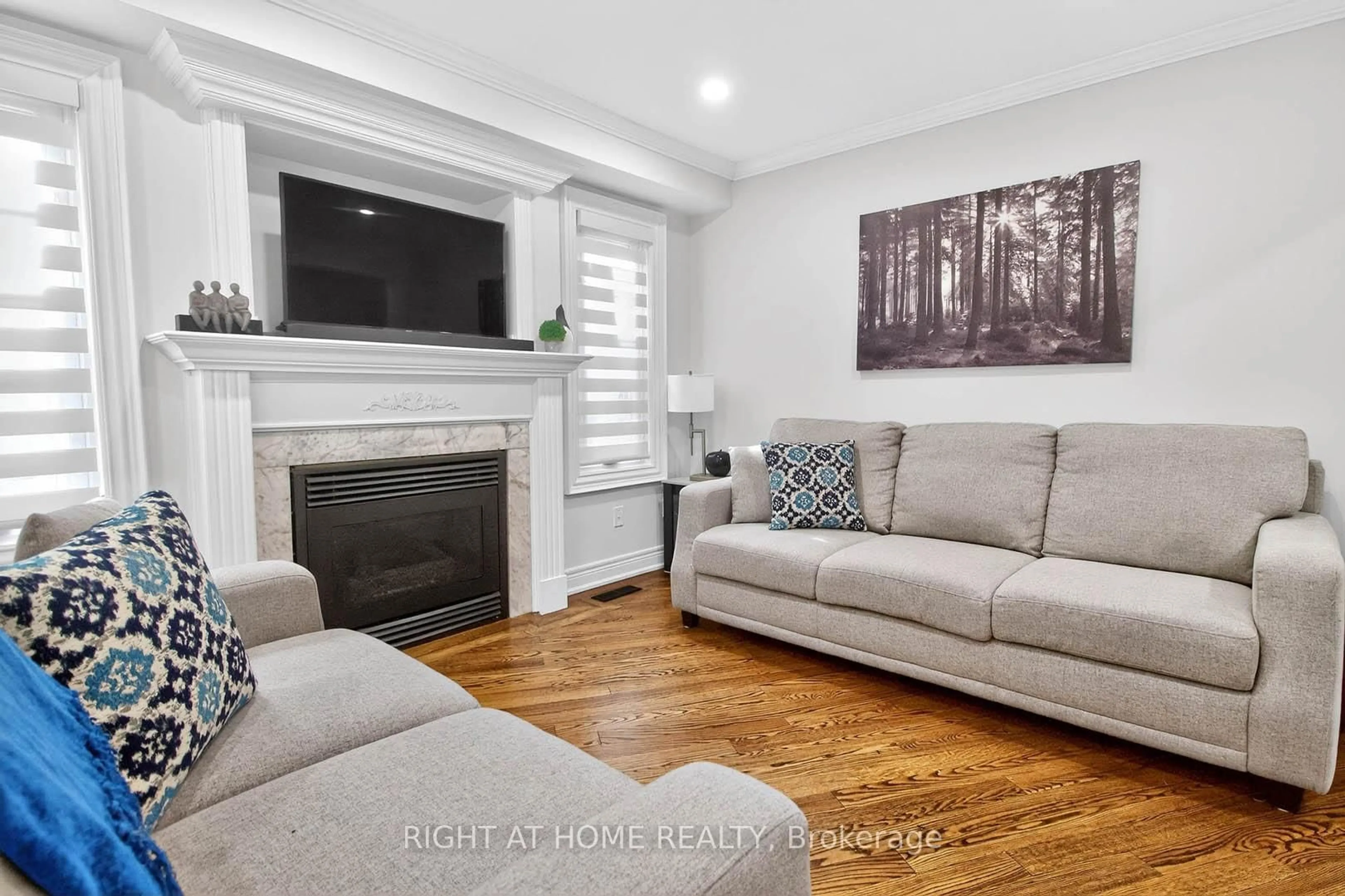 Living room with furniture, unknown for 531 FOTHERGILL Blvd, Burlington Ontario L7L 6G1