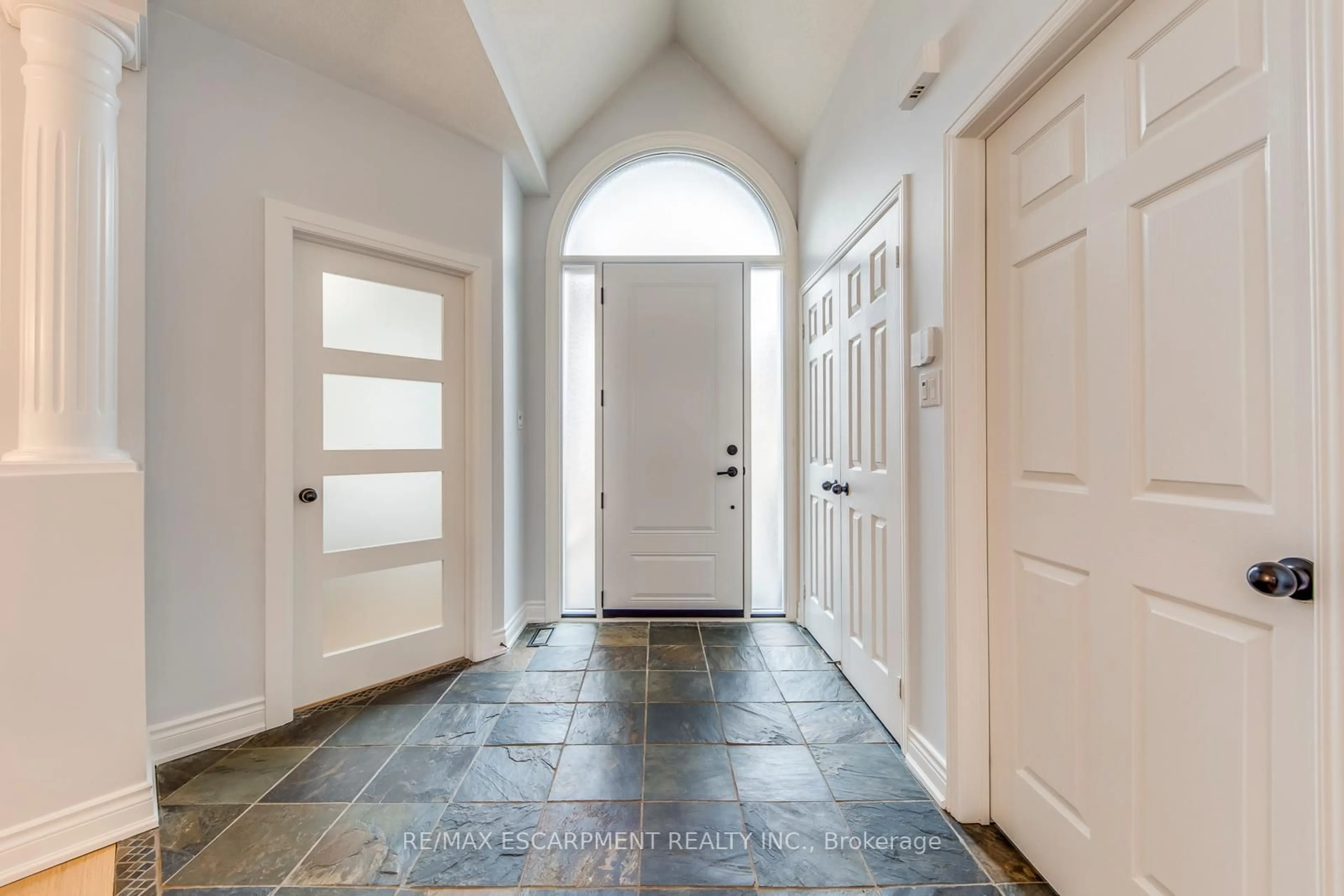 Indoor entryway for 4366 Latimer Cres, Burlington Ontario L7M 4R2