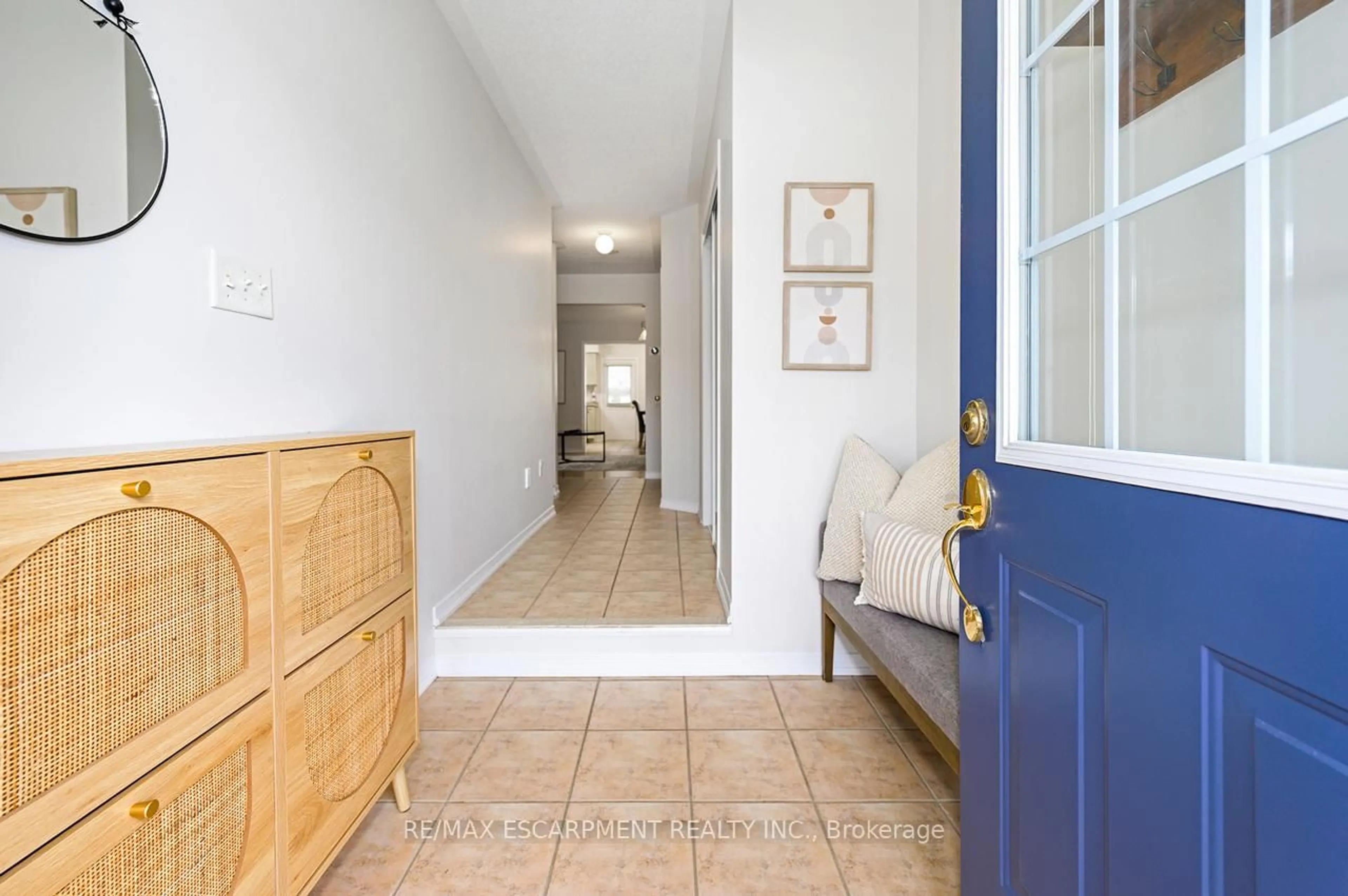 Indoor entryway for 1815 Cobra Cres, Burlington Ontario L7L 7M1