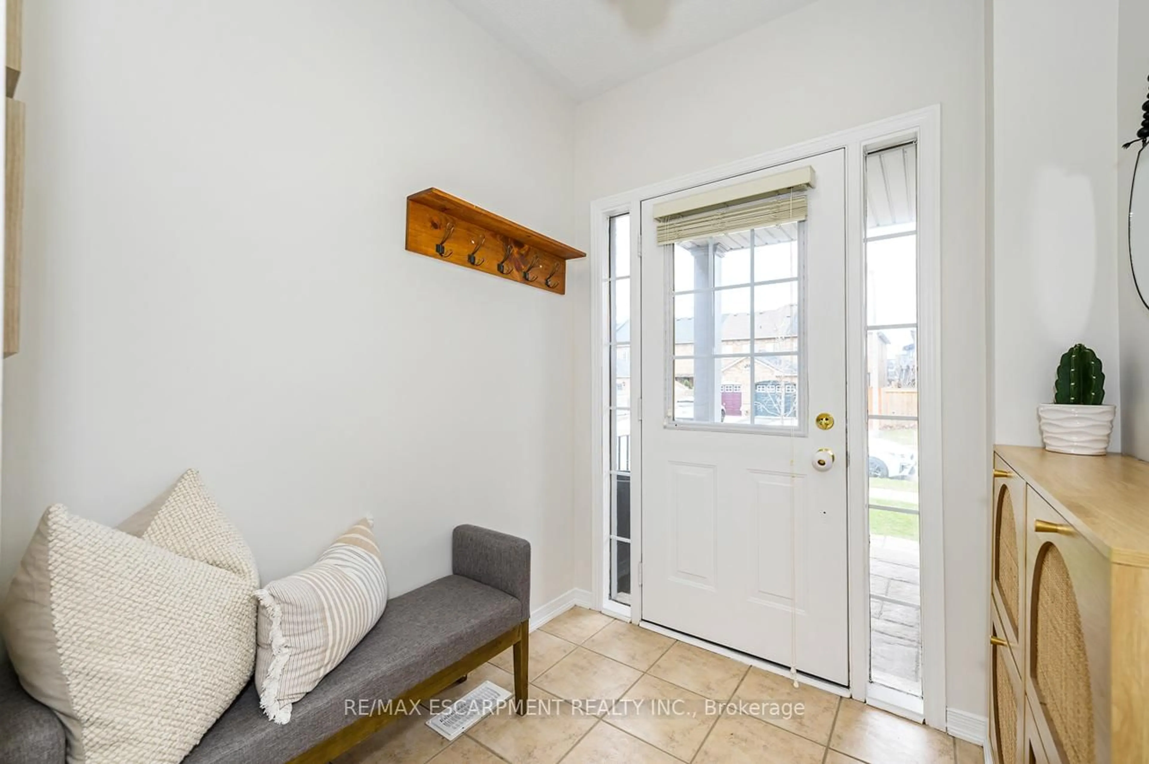 Indoor entryway for 1815 Cobra Cres, Burlington Ontario L7L 7M1