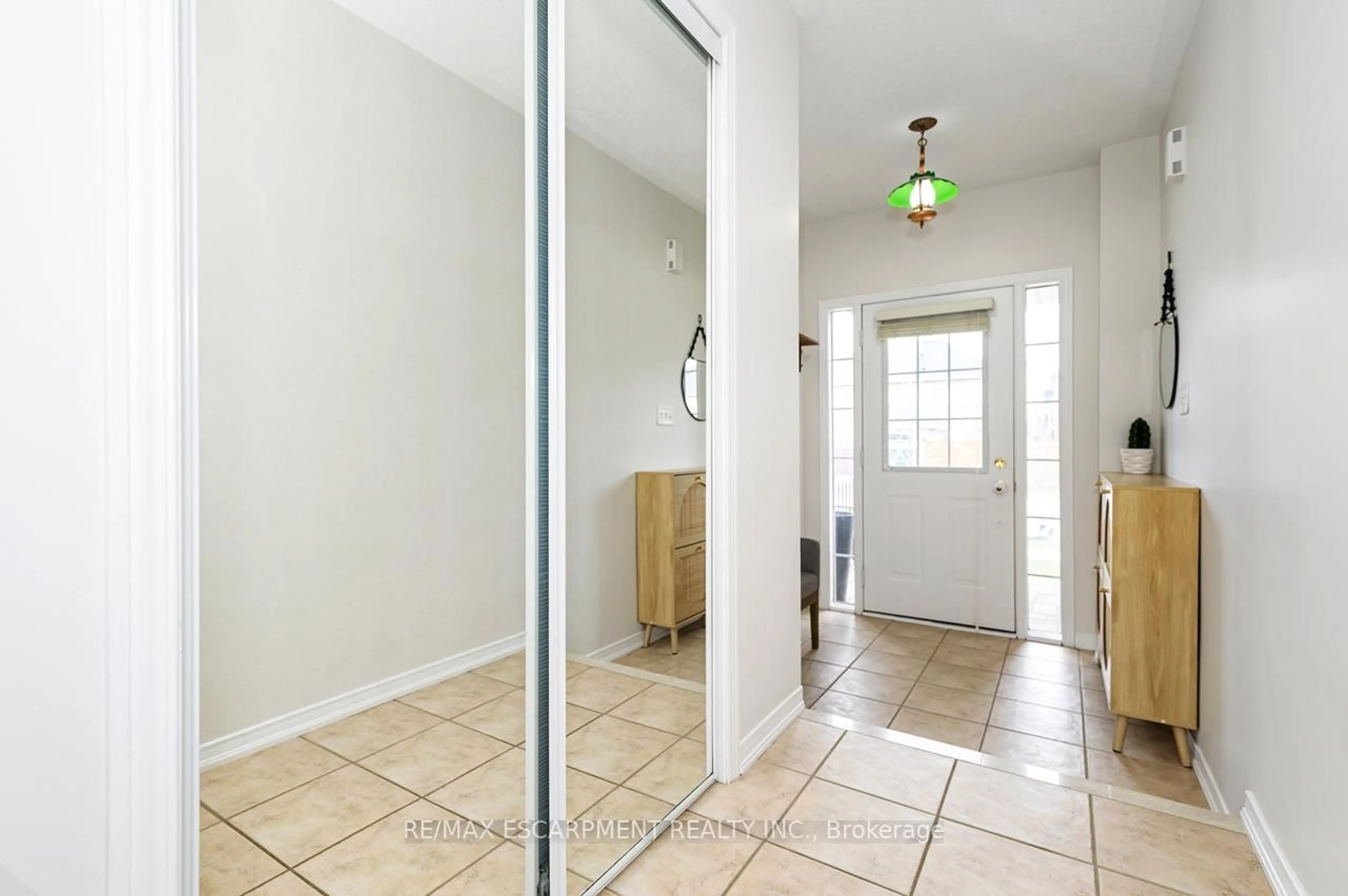 Indoor entryway for 1815 Cobra Cres, Burlington Ontario L7L 7M1