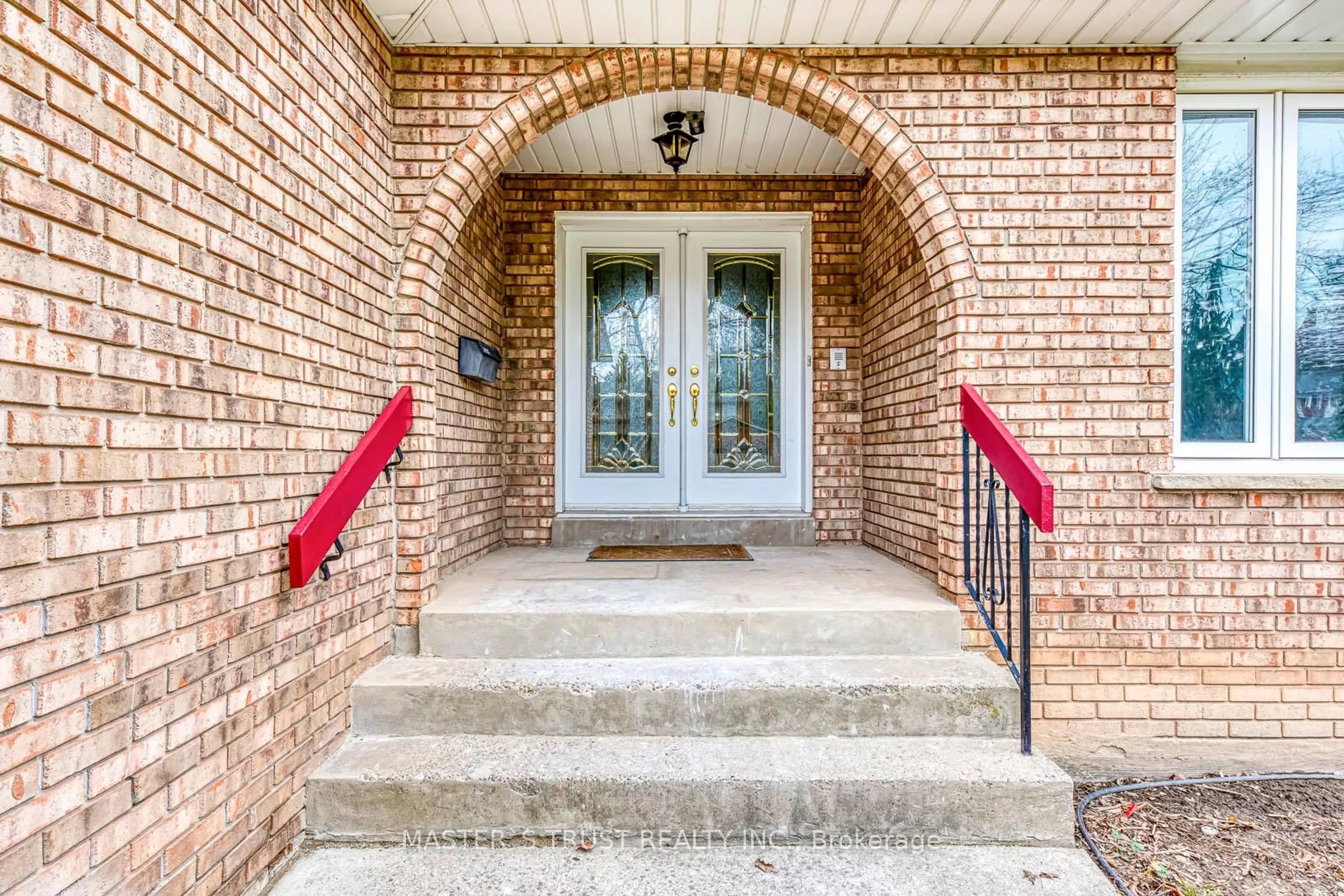 Indoor entryway for 2591 Robin Dr, Mississauga Ontario L5K 2G2