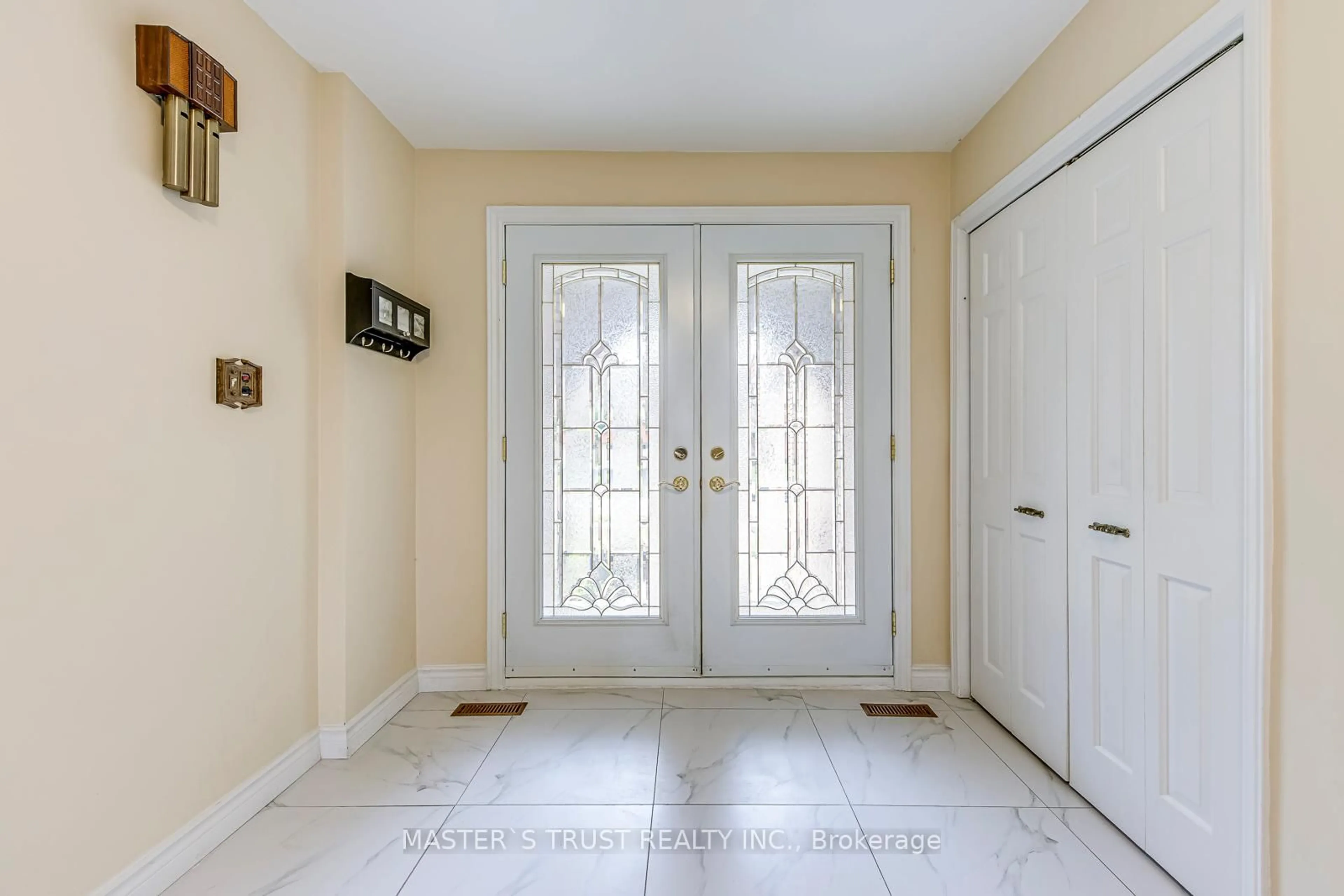 Indoor entryway for 2591 Robin Dr, Mississauga Ontario L5K 2G2
