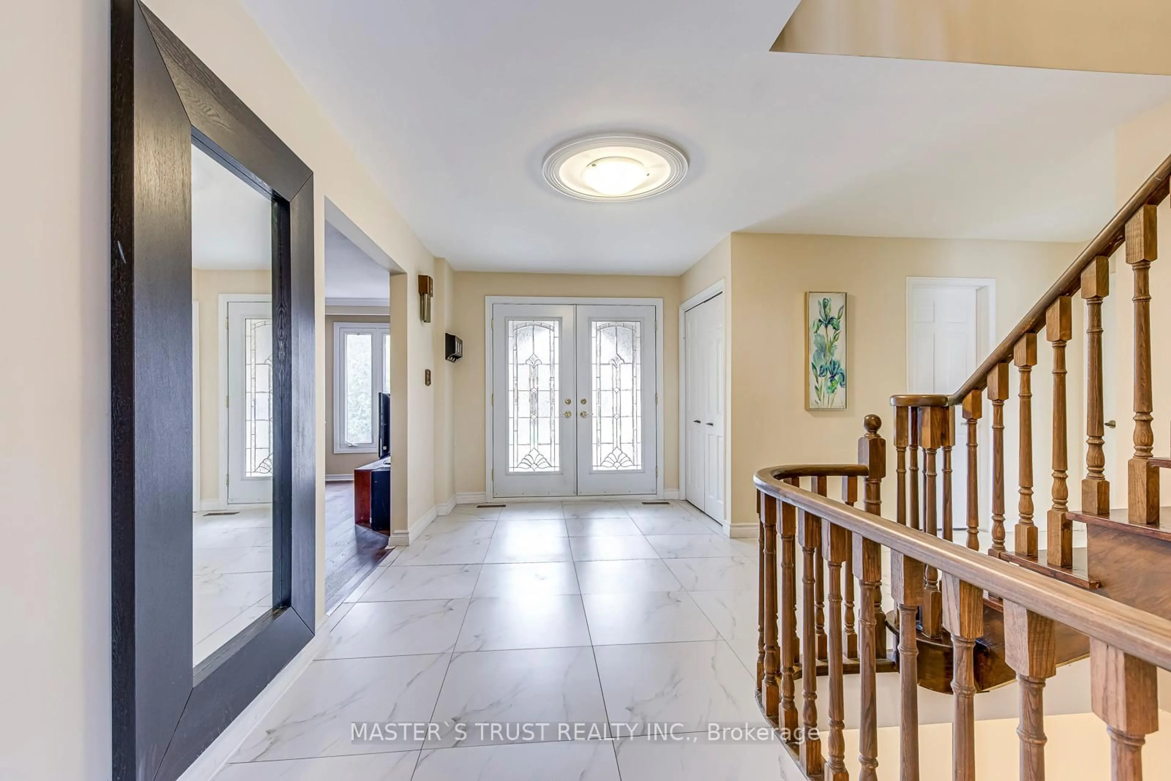 Indoor entryway for 2591 Robin Dr, Mississauga Ontario L5K 2G2