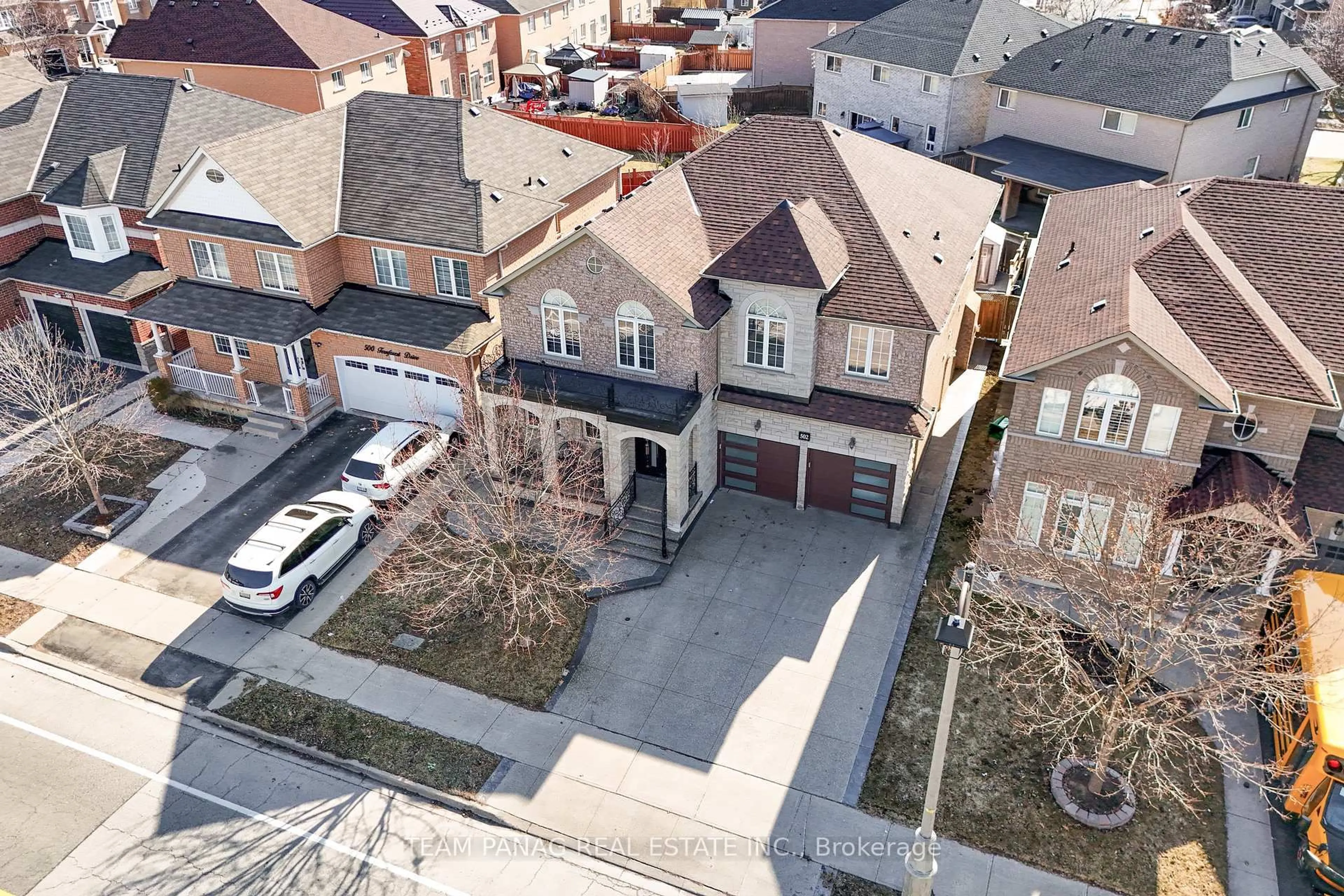 A pic from outside/outdoor area/front of a property/back of a property/a pic from drone, street for 502 Fernforest Dr, Brampton Ontario L6R 0S8