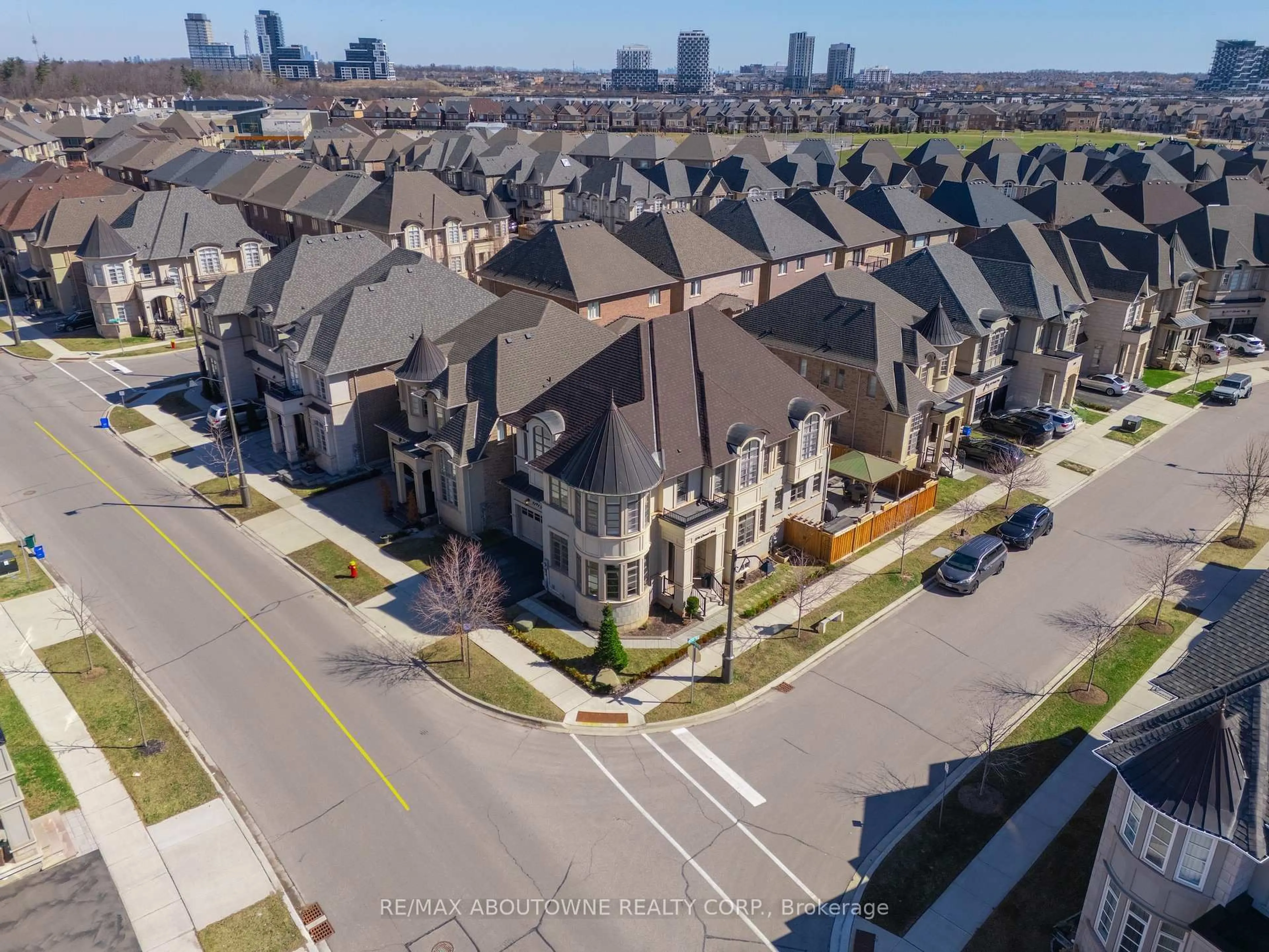 A pic from outside/outdoor area/front of a property/back of a property/a pic from drone, street for 3191 Daniel Way, Oakville Ontario L6H 0V7