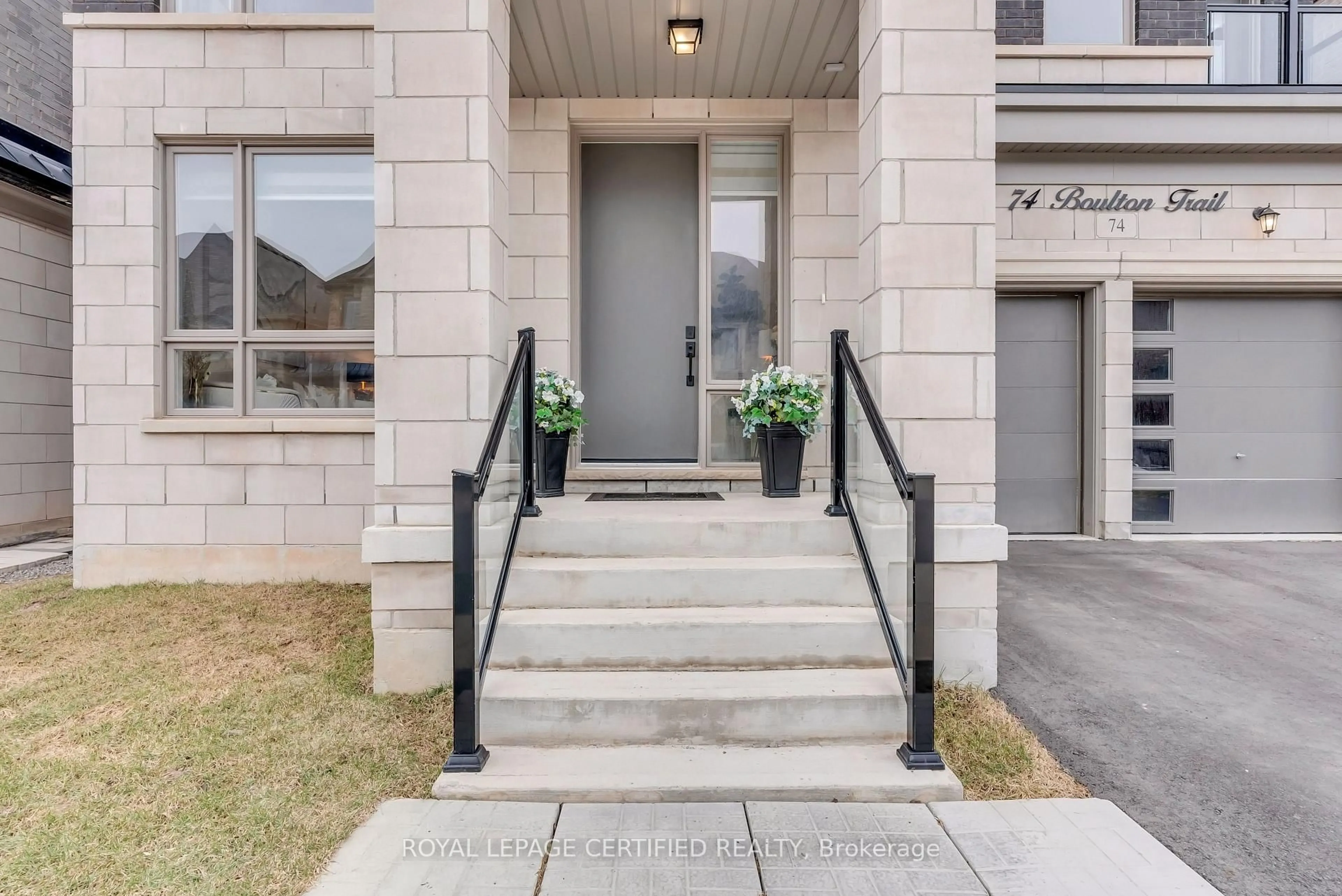 Indoor entryway for 74 Boulton Tr, Oakville Ontario L6H 0Z9