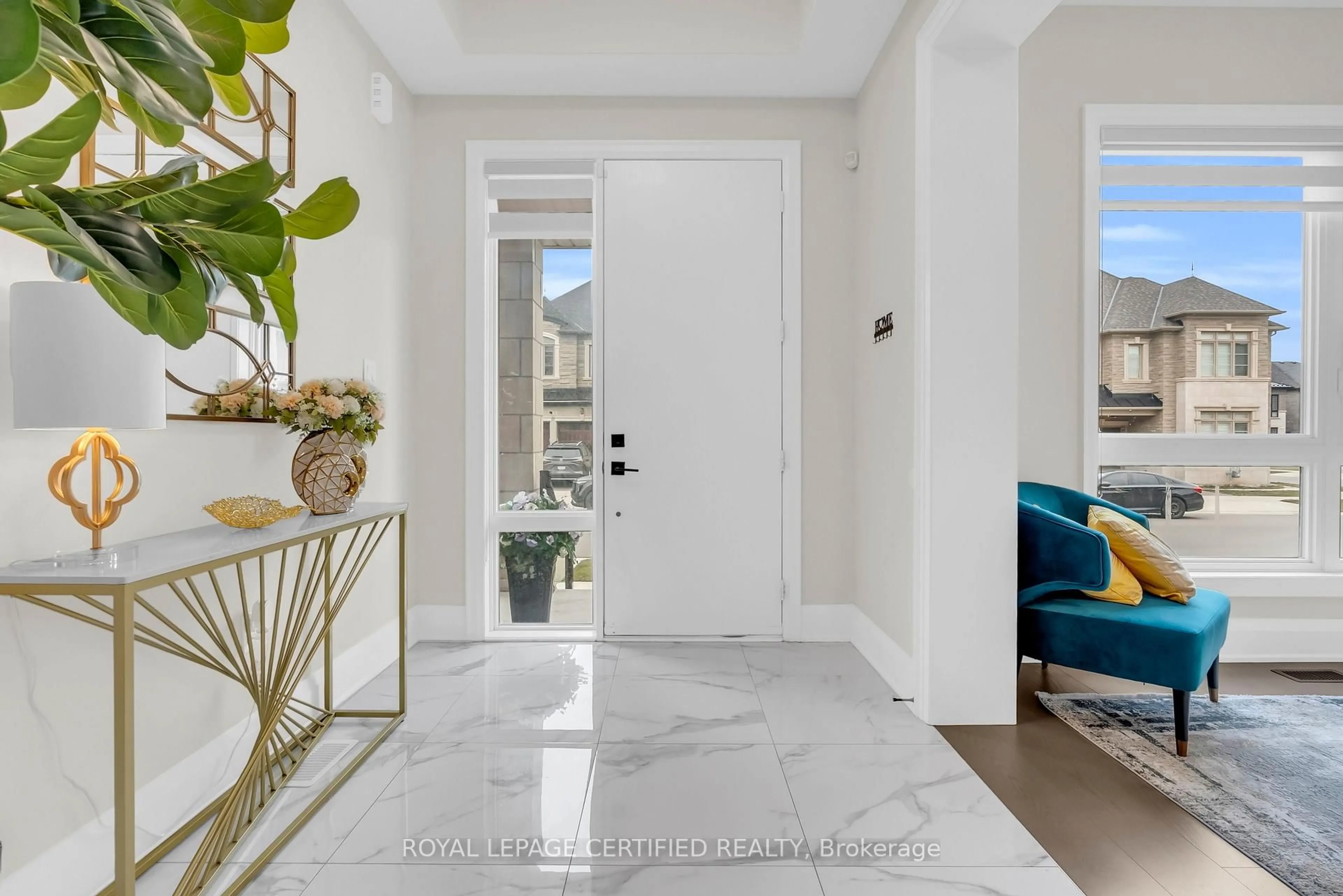 Indoor entryway for 74 Boulton Tr, Oakville Ontario L6H 0Z9