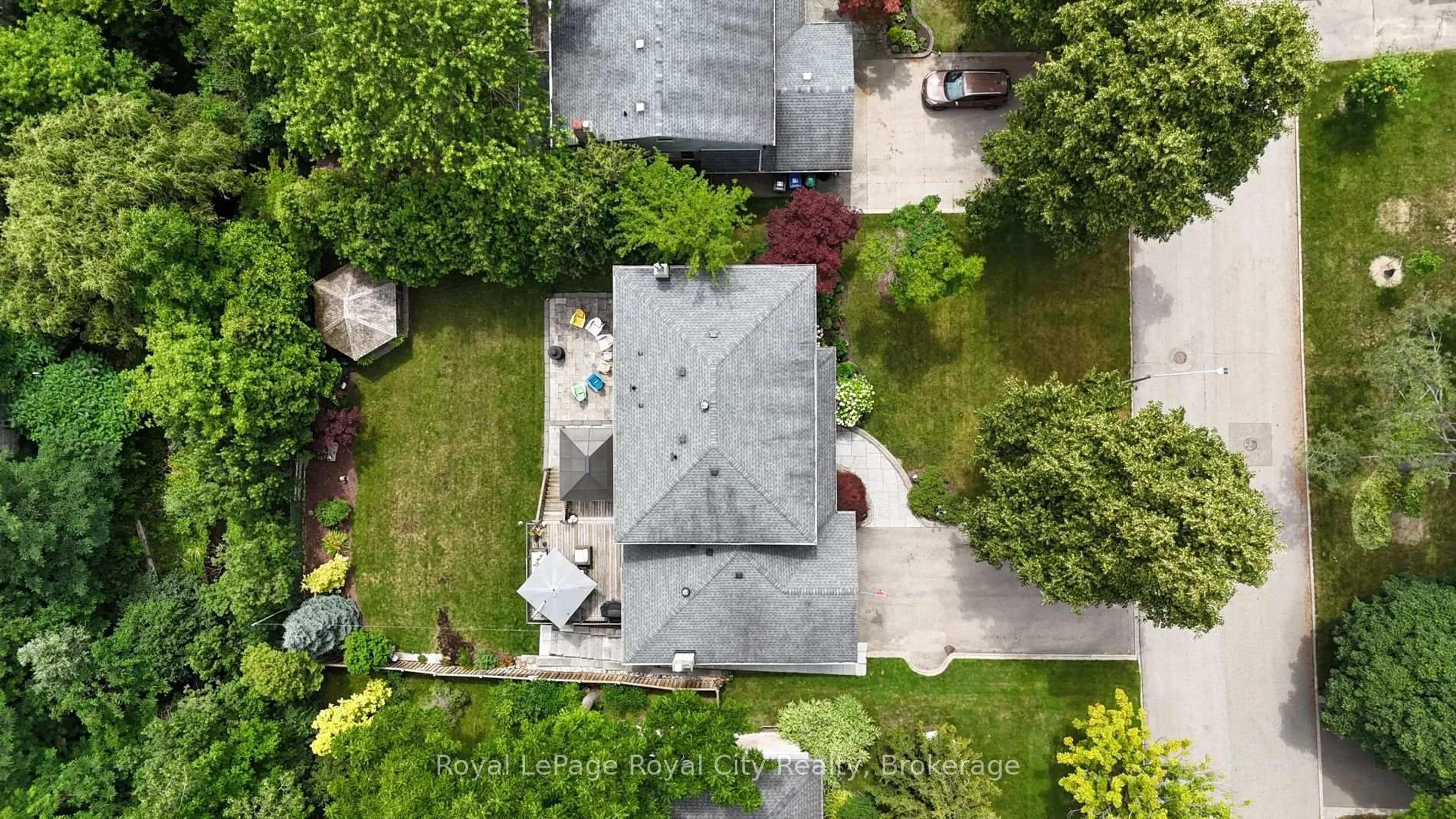 A pic from outside/outdoor area/front of a property/back of a property/a pic from drone, street for 1548 Troika Crt, Mississauga Ontario L5J 4C4