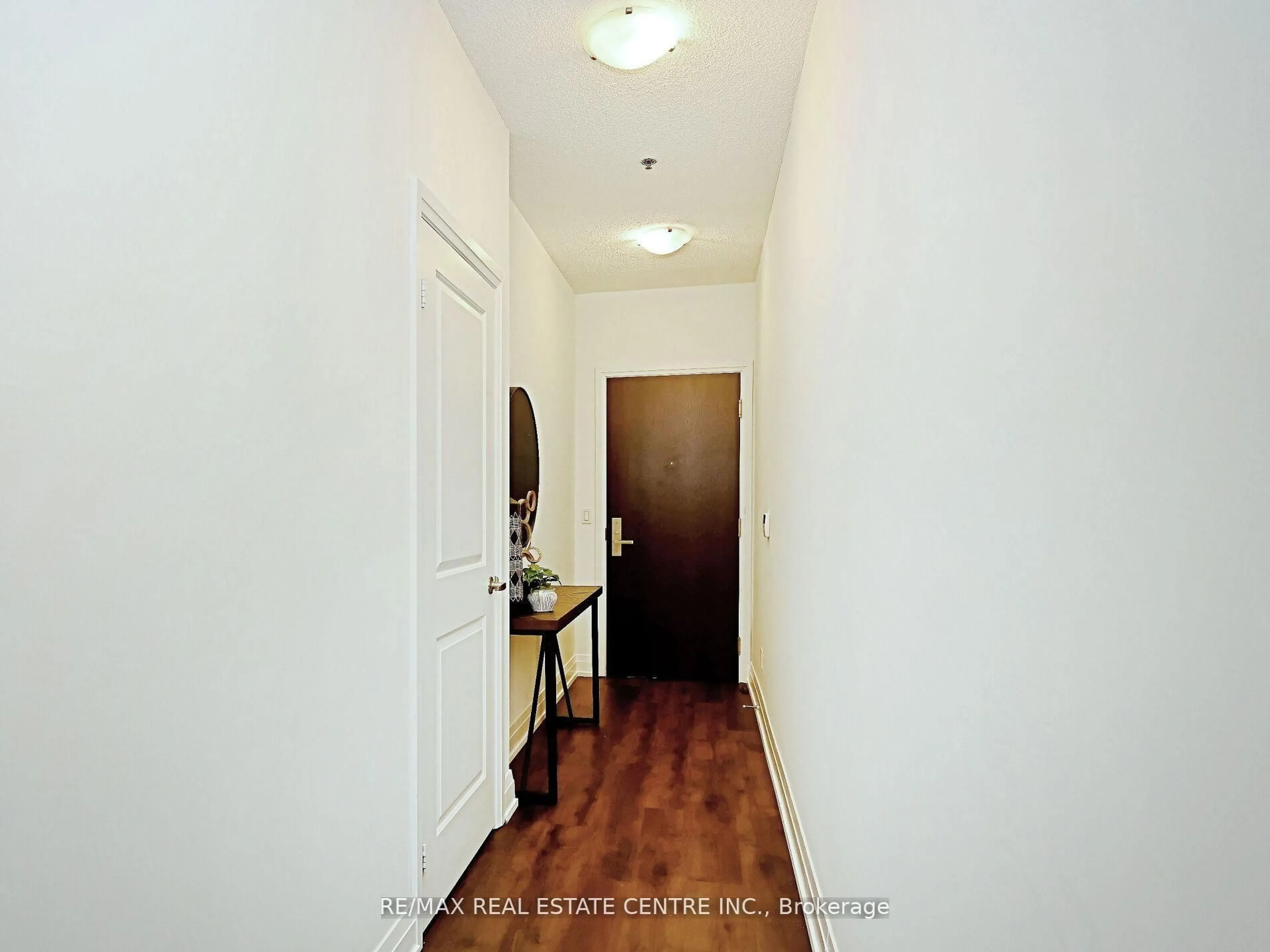 Indoor entryway for 65 Speers Rd #505, Oakville Ontario L6K 0J1