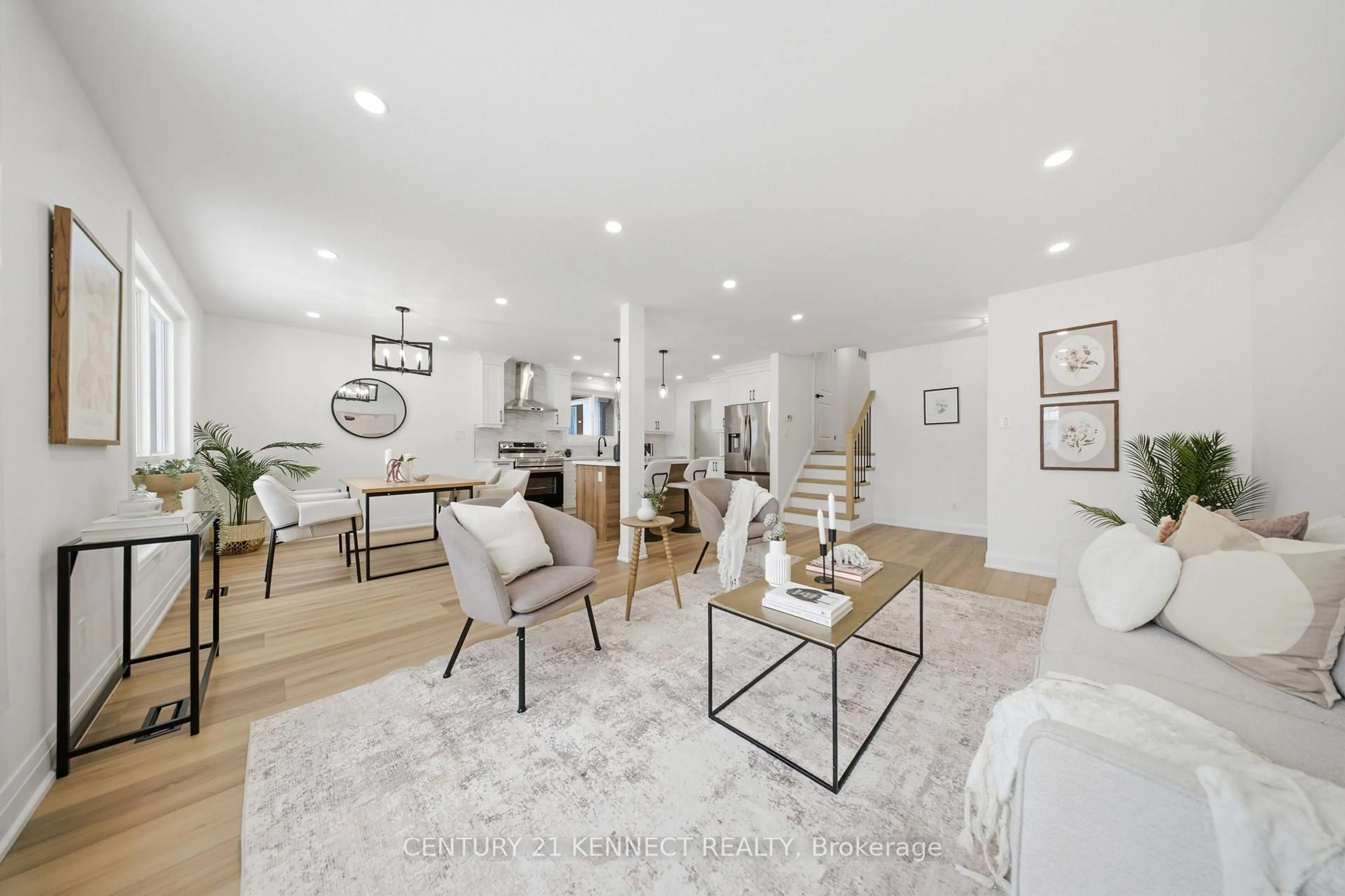 Living room with furniture, unknown for 2121 Baynham Crt, Mississauga Ontario L5A 1H1