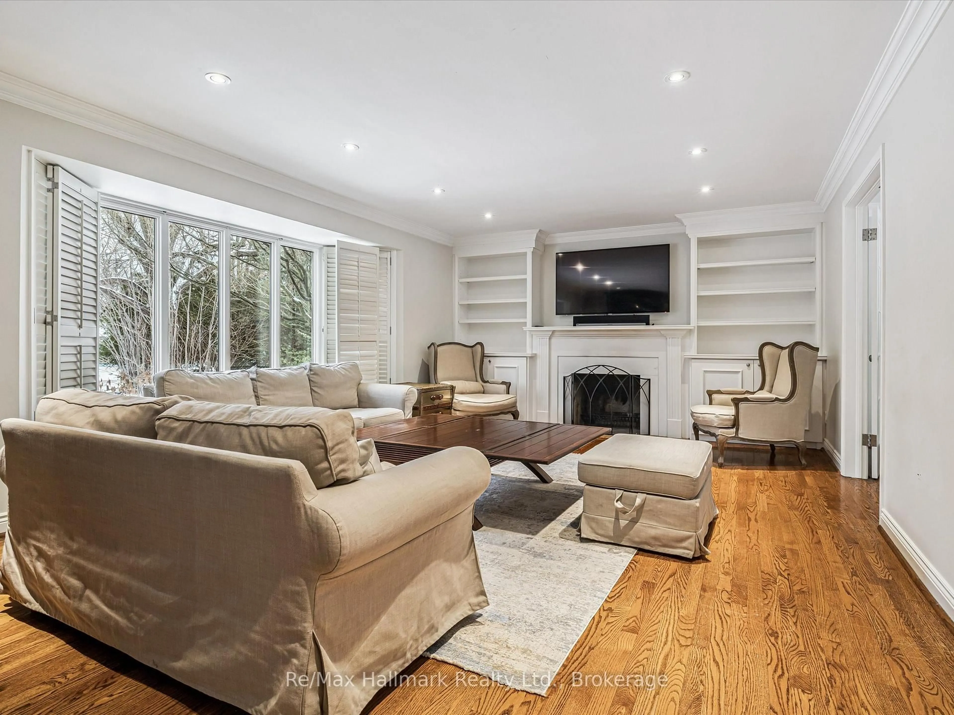 Living room with furniture, wood/laminate floor for 1188 CAREY Rd, Oakville Ontario L6J 2E4