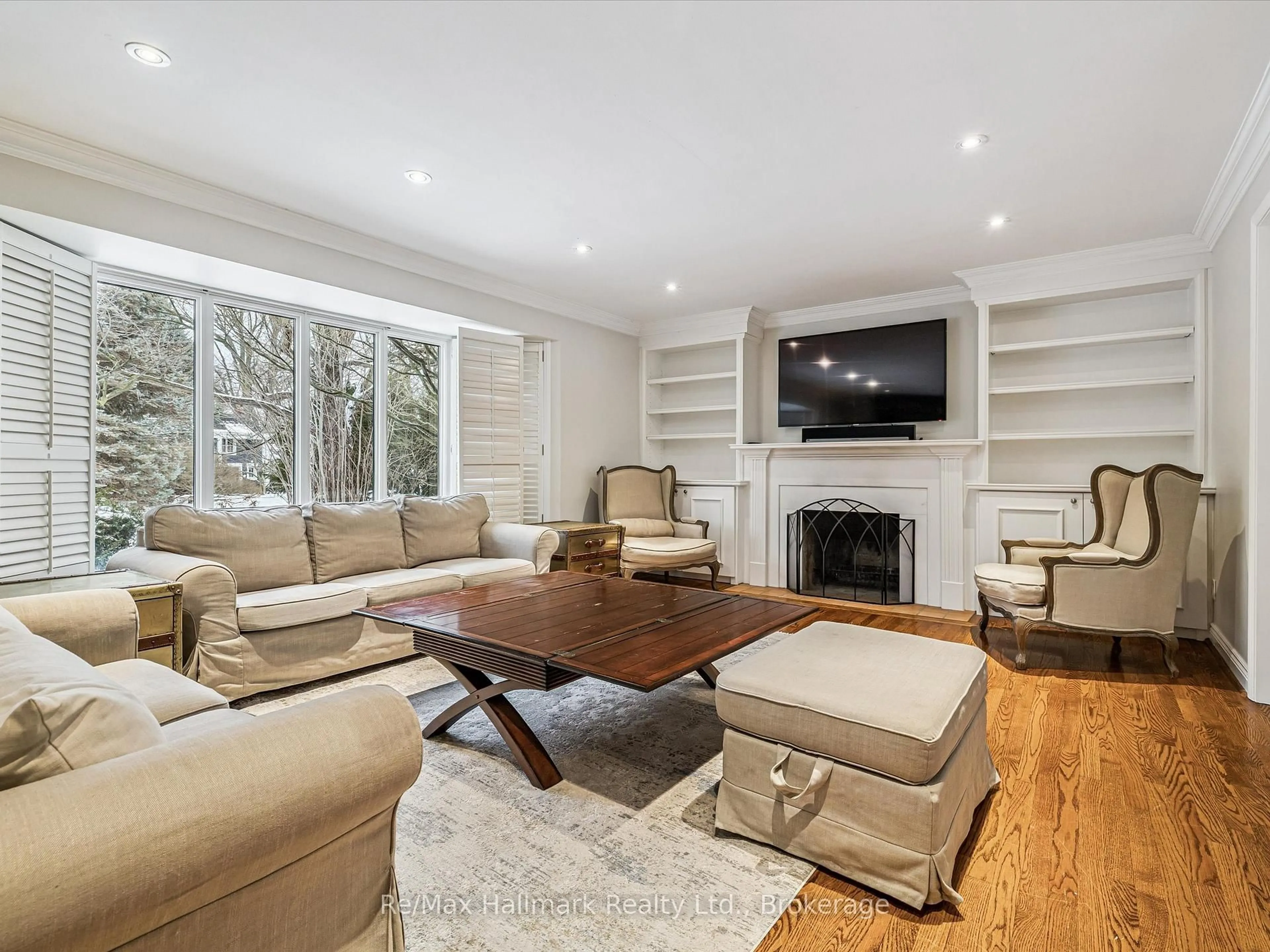 Living room with furniture, wood/laminate floor for 1188 CAREY Rd, Oakville Ontario L6J 2E4