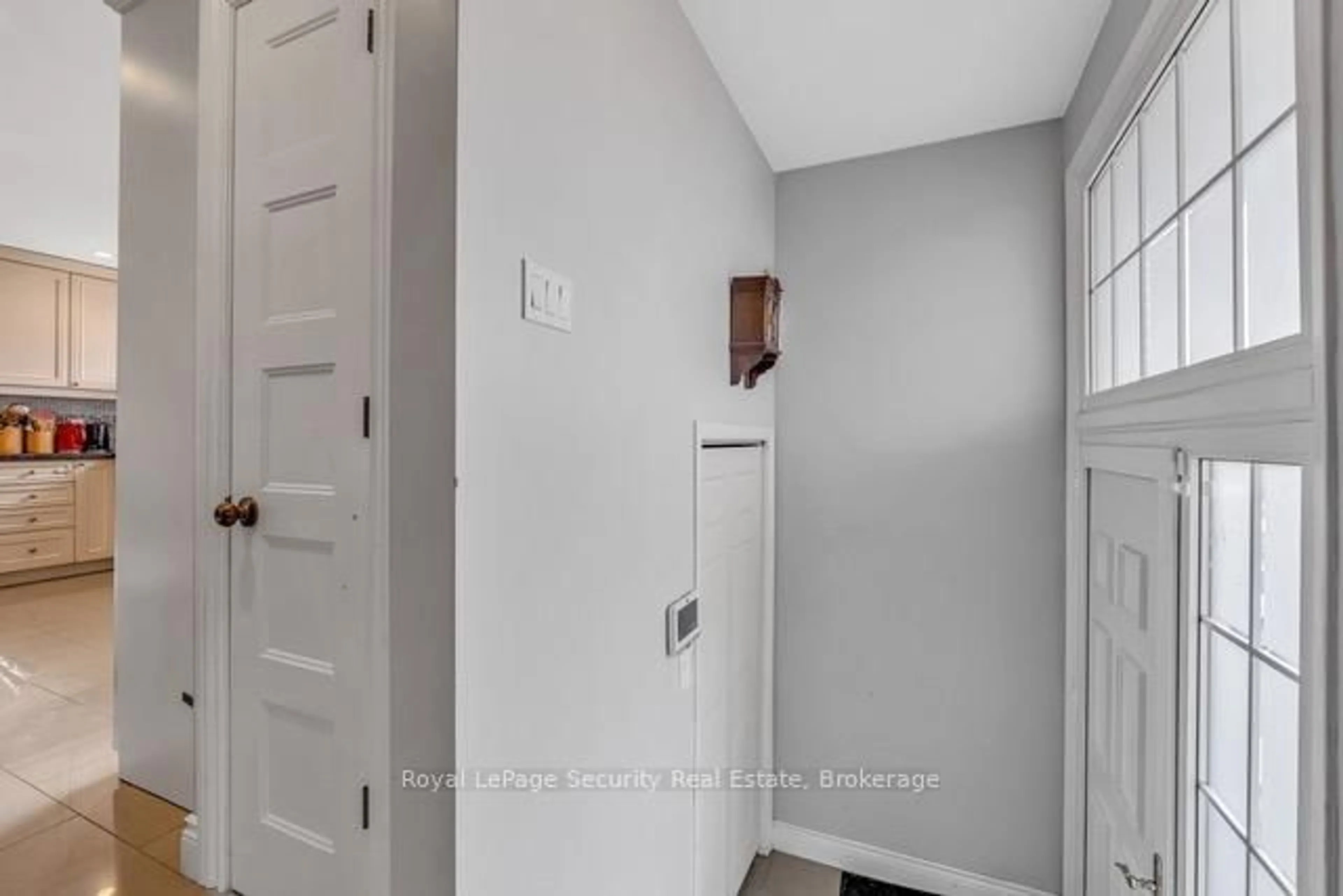 Indoor entryway for 129 Milady Rd, Toronto Ontario M9L 2J1