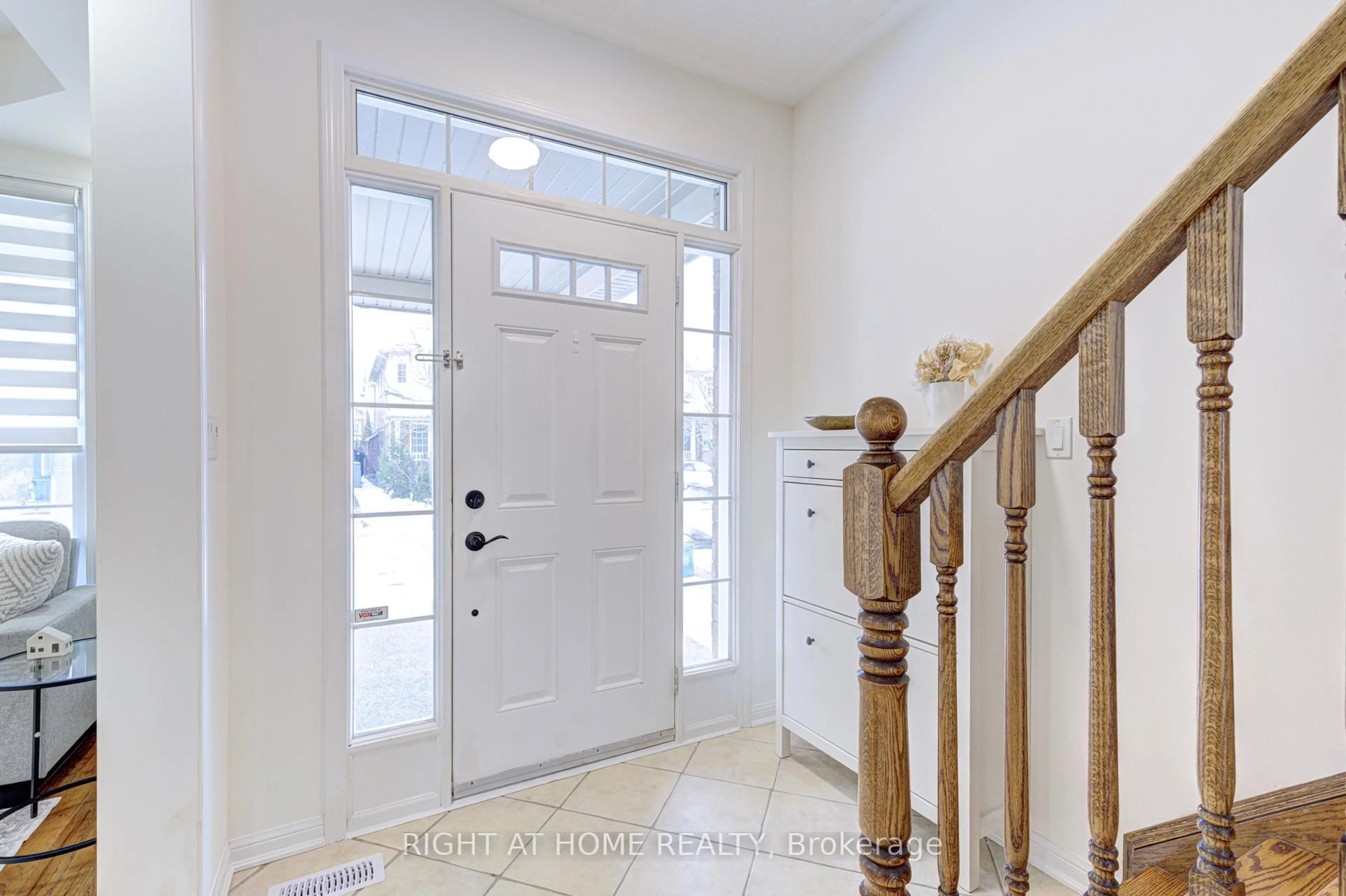 Indoor entryway for 796 Rayner Crt, Milton Ontario L9T 0N8