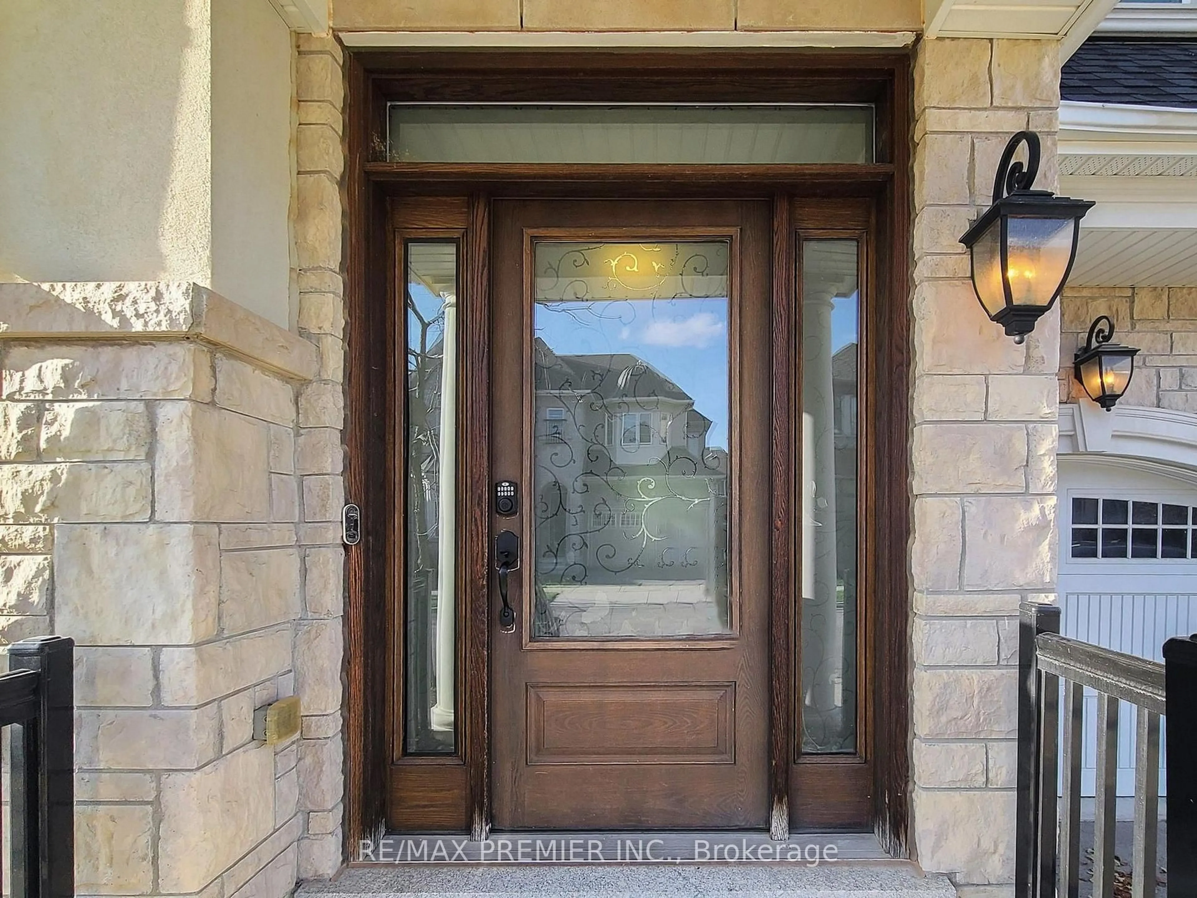 Indoor entryway for 140 Magnolia Cres, Oakville Ontario L6M 4M1