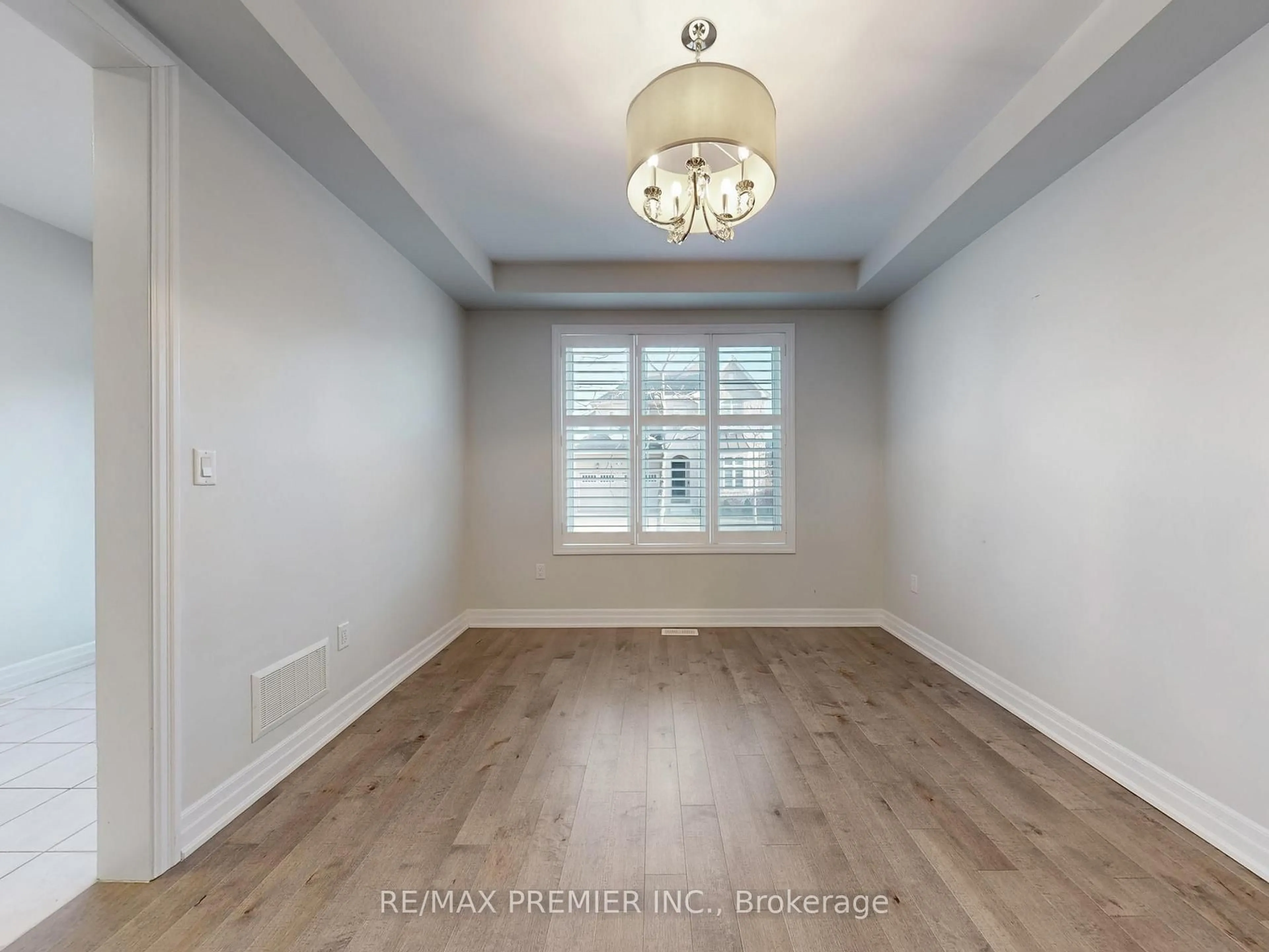 A pic of a room for 140 Magnolia Cres, Oakville Ontario L6M 4M1
