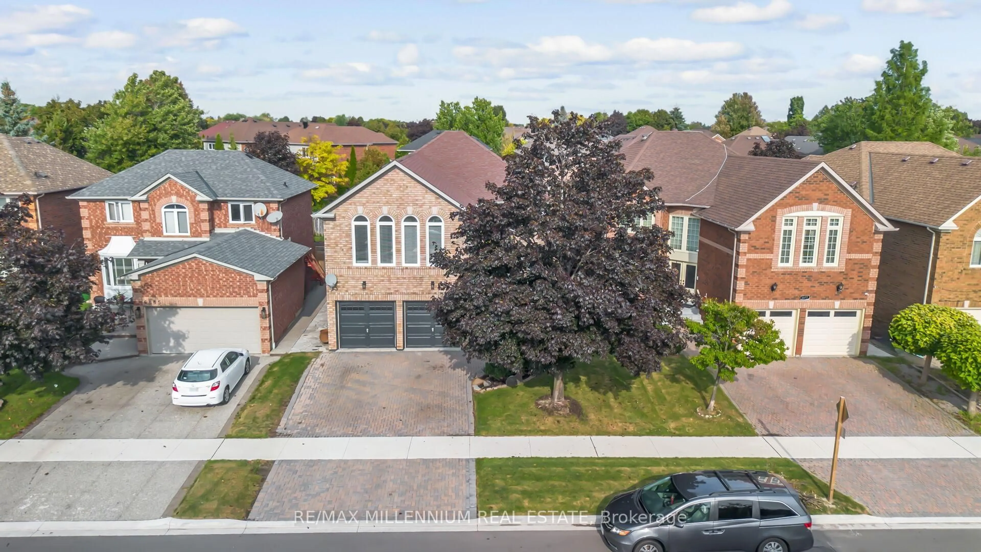 A pic from outside/outdoor area/front of a property/back of a property/a pic from drone, street for 6881 Forest Park Dr, Mississauga Ontario L5N 6X7