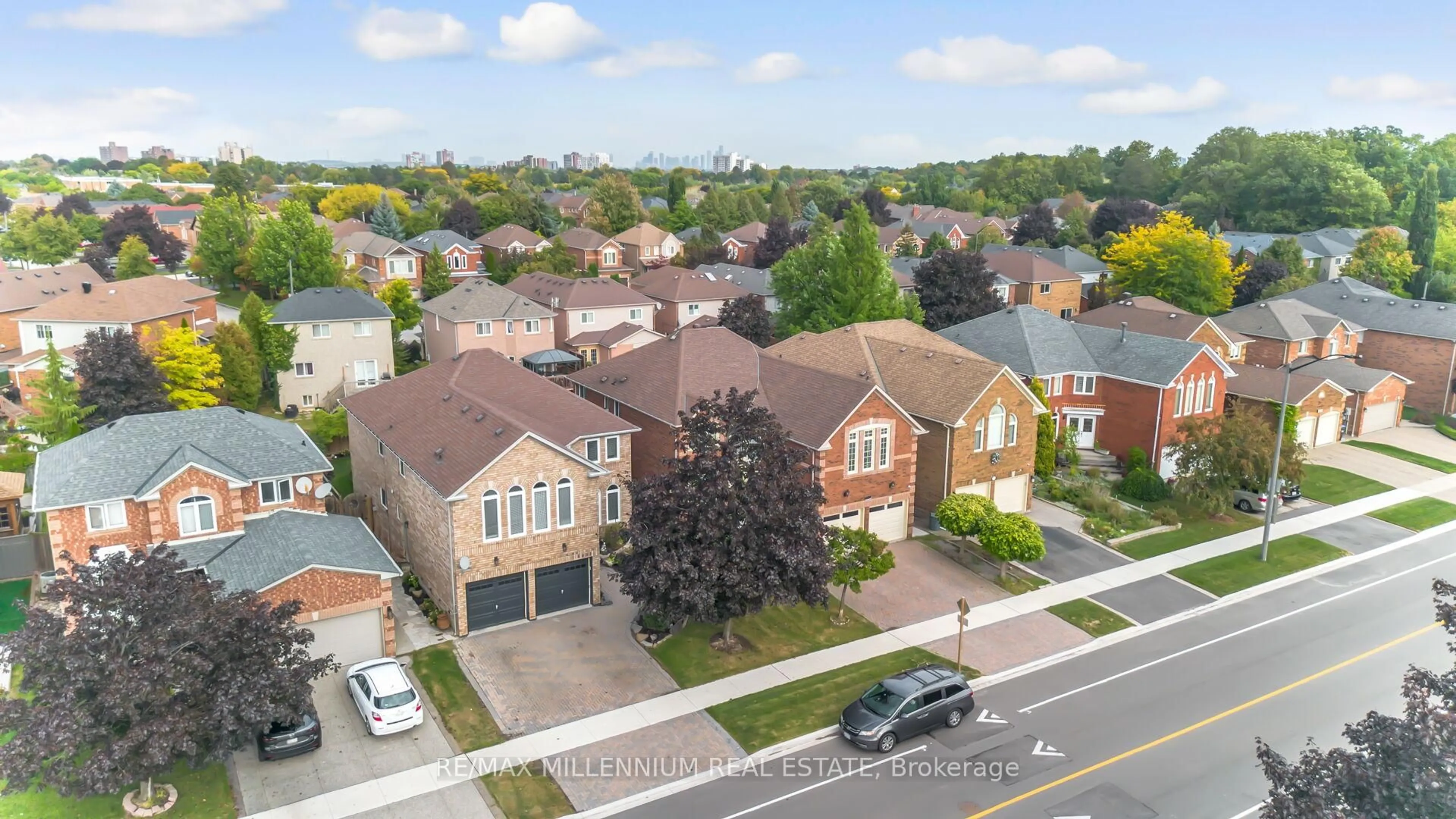 A pic from outside/outdoor area/front of a property/back of a property/a pic from drone, street for 6881 Forest Park Dr, Mississauga Ontario L5N 6X7