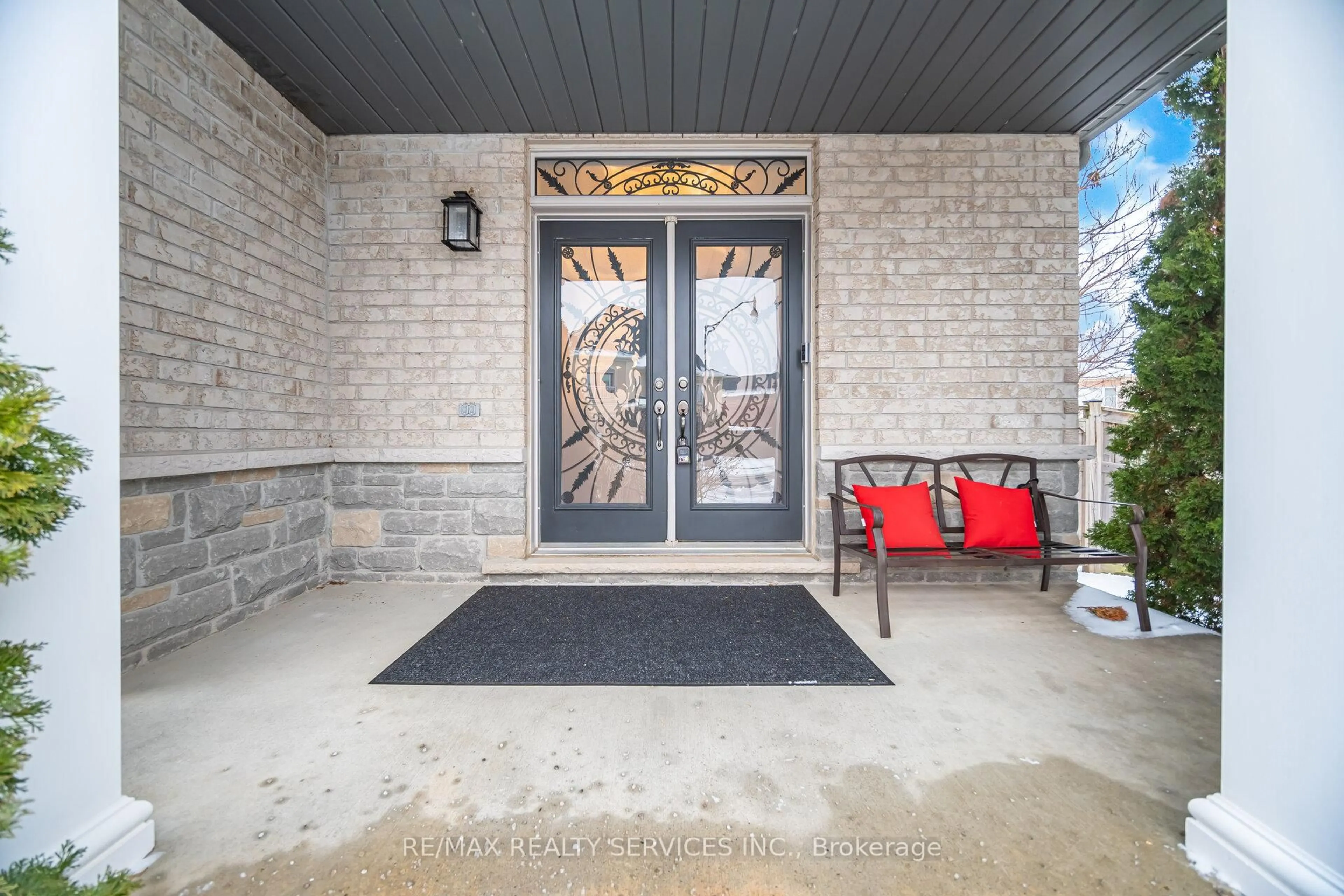 Indoor entryway for 17 ISLAND Grve, Brampton Ontario L6X 0W6