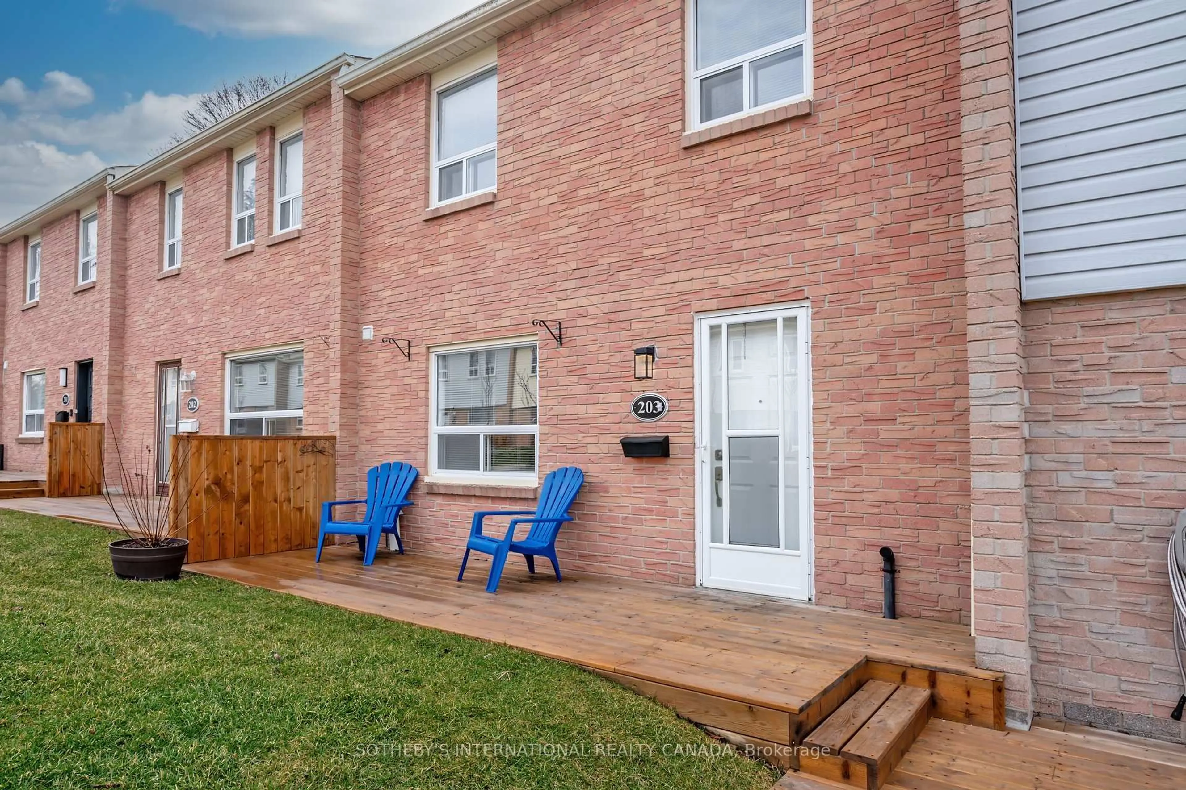 Patio, street for 1055 Shawnmarr Rd #203, Mississauga Ontario L5H 3V2