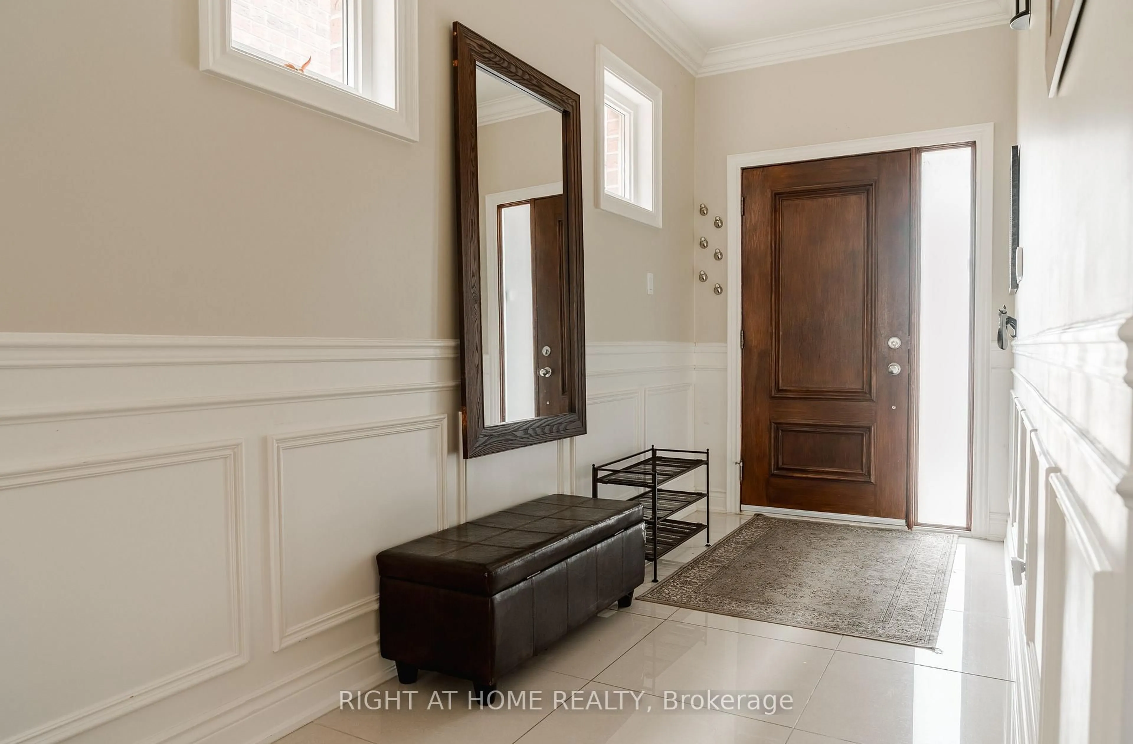 Indoor entryway for 1049 Greaves Ave, Mississauga Ontario L5E 3G1